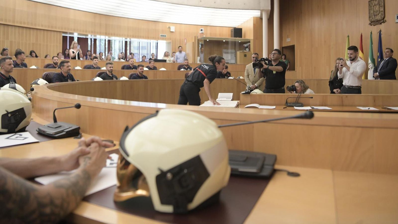 Momento de la toma de posesión de los nuevos bomberos