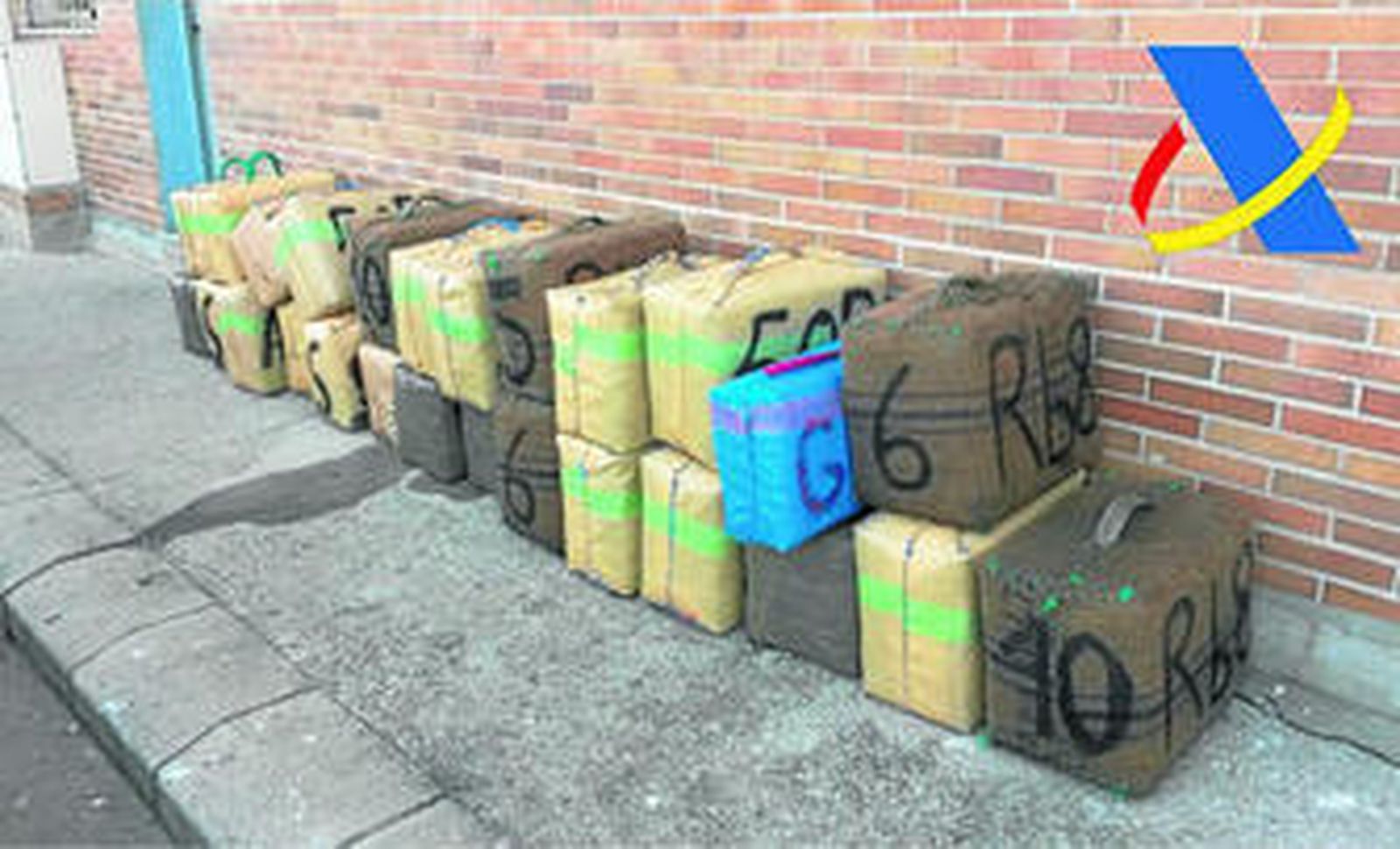 Los fardos de hachís rescatados del mar por Vigilancia Aduanera.