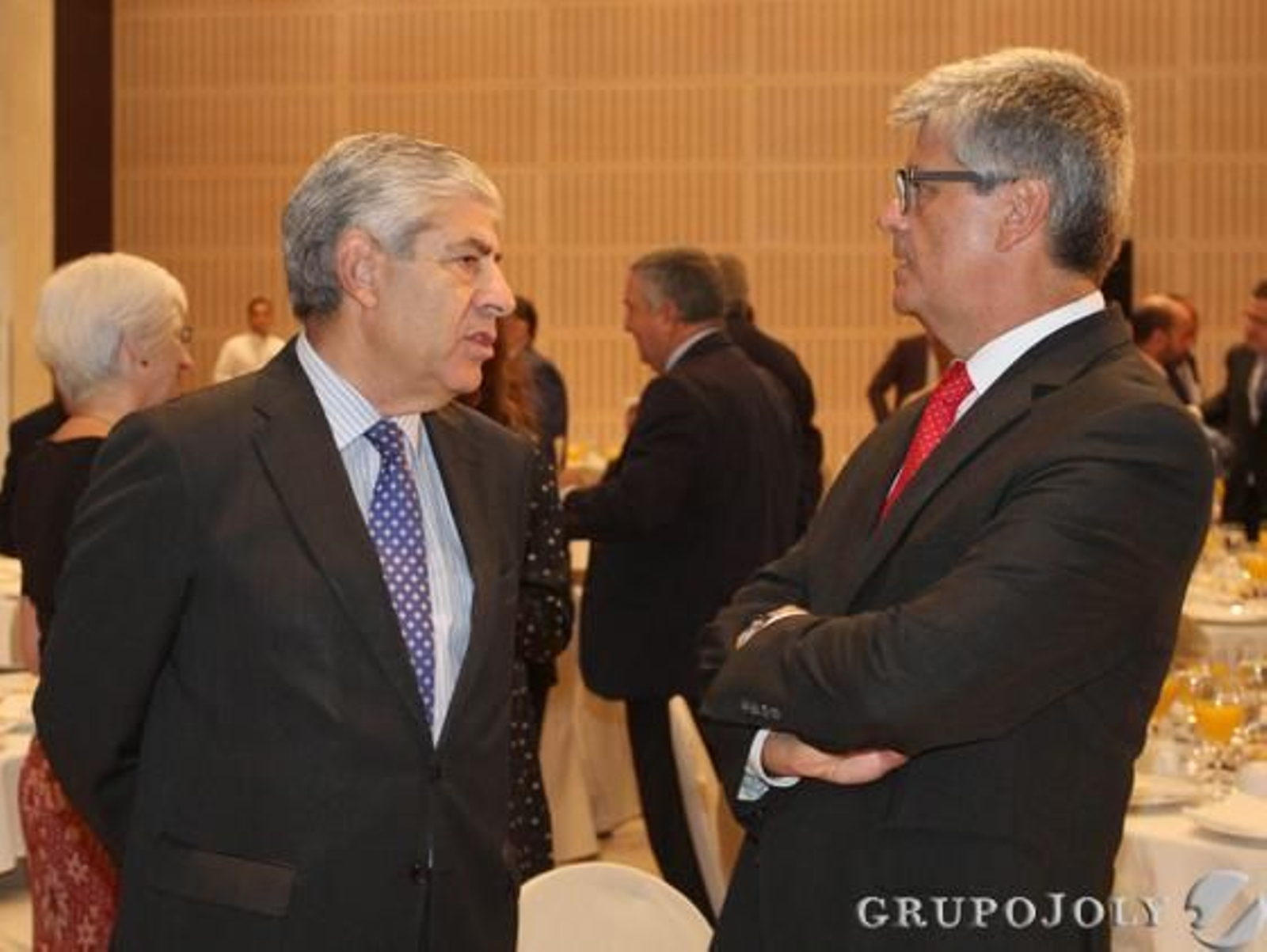 El presidente de la Audiencia de Sevilla, Damián Álvarez, con el primer teniente de alcalde del Ayuntamiento de Sevilla, Javier Landa.

Foto: Belén Vargas / Juan Carlos Vázquez