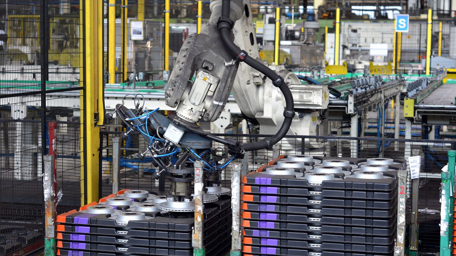 Tras el paso por la mecanización, un robot recoge las piezas y las paletiza para que estén listas para su distribución.