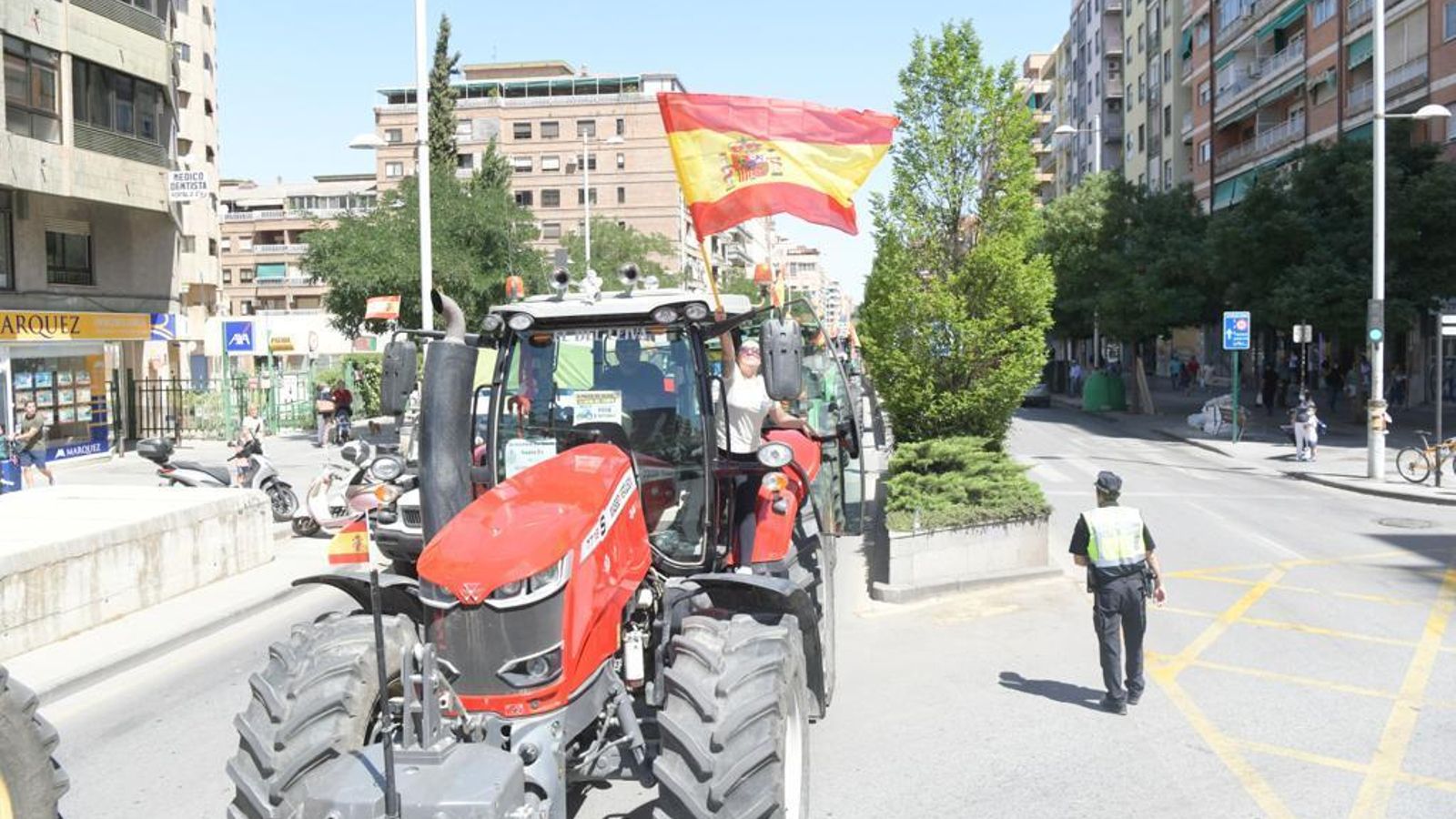 Un tractor, en Camino de Ronda