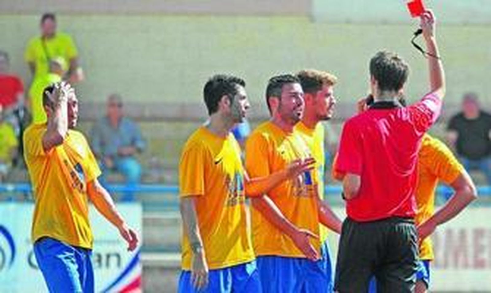 Un árbitro muestra la tarjeta roja a un jugador de la Peña Rociera, rival mañana del San Roque.