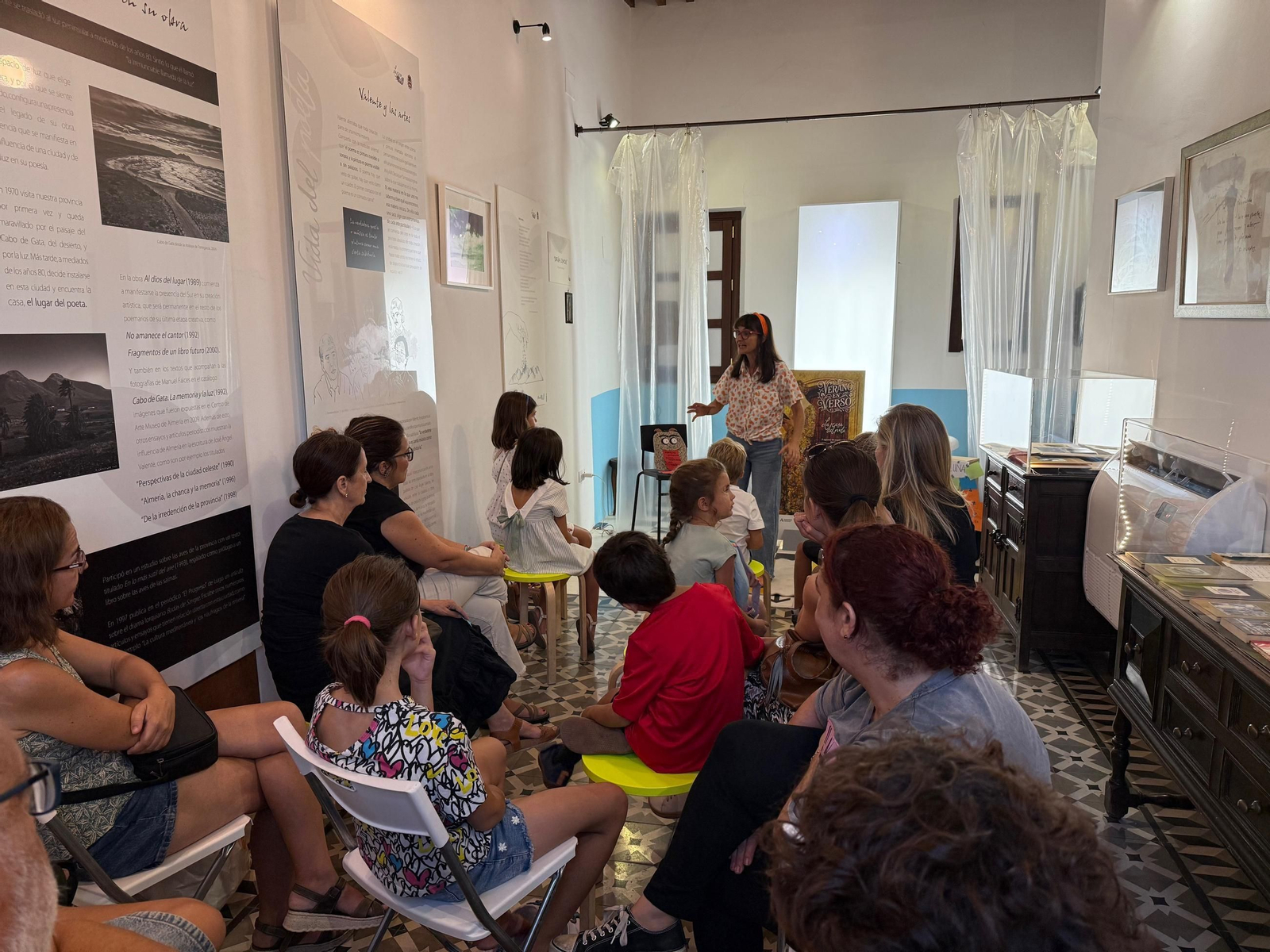 Paula Mandarina ofreciendo un cuentacuentos a los asistentes en la Casa del Poeta.