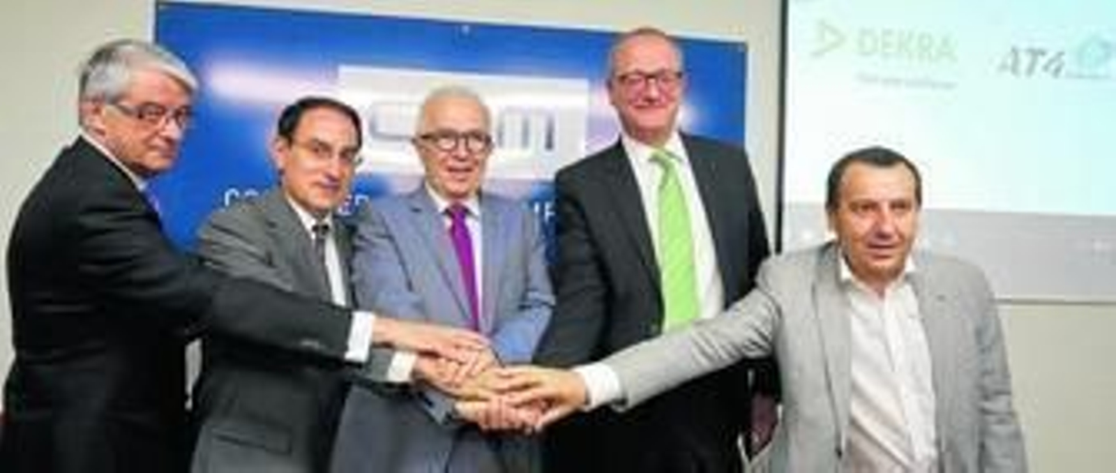 Luis Fernando Martínez, Javier González de Lara, José Sánchez Maldonado, Ivo Rauh y José Luis Ruiz Espejo escenifican ayer el pacto en la CEM.