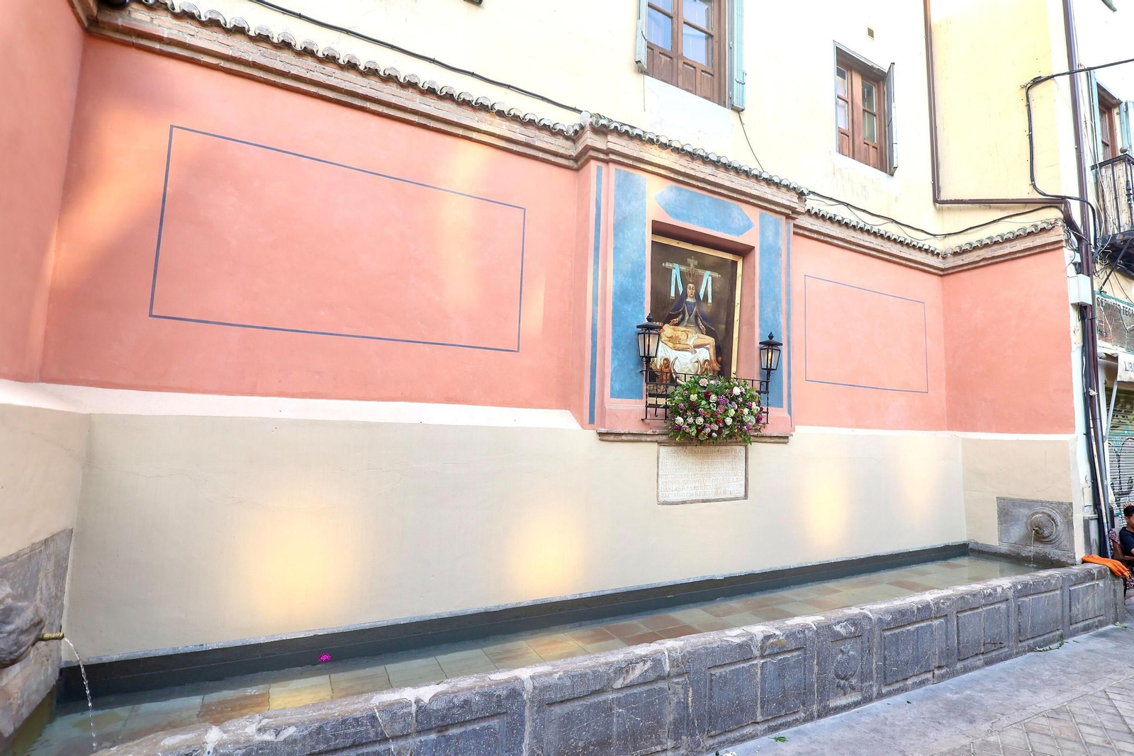 La inauguración del nuevo aspecto del Pilar de la Virgen de las Angustias de Granada, en imágenes
