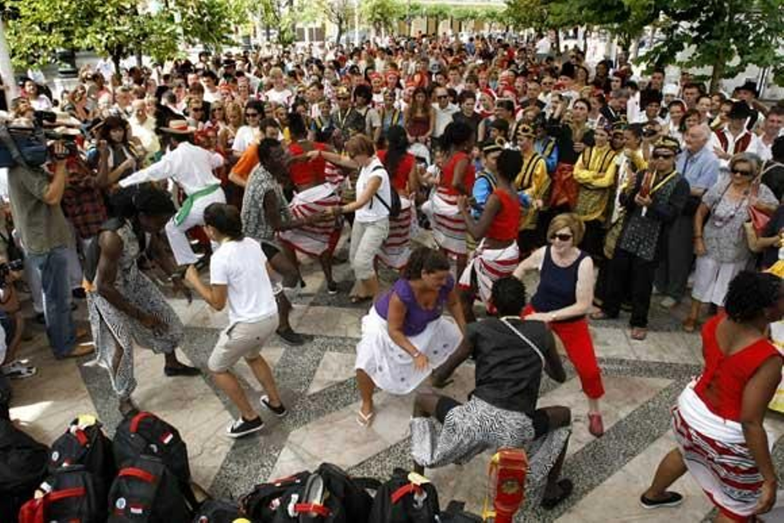 Los grupos participantes en el Festival desfilaron por el casco histórico de la capital para presentar sus bailes

Foto: Jose Braza-Lourdes de Vicente