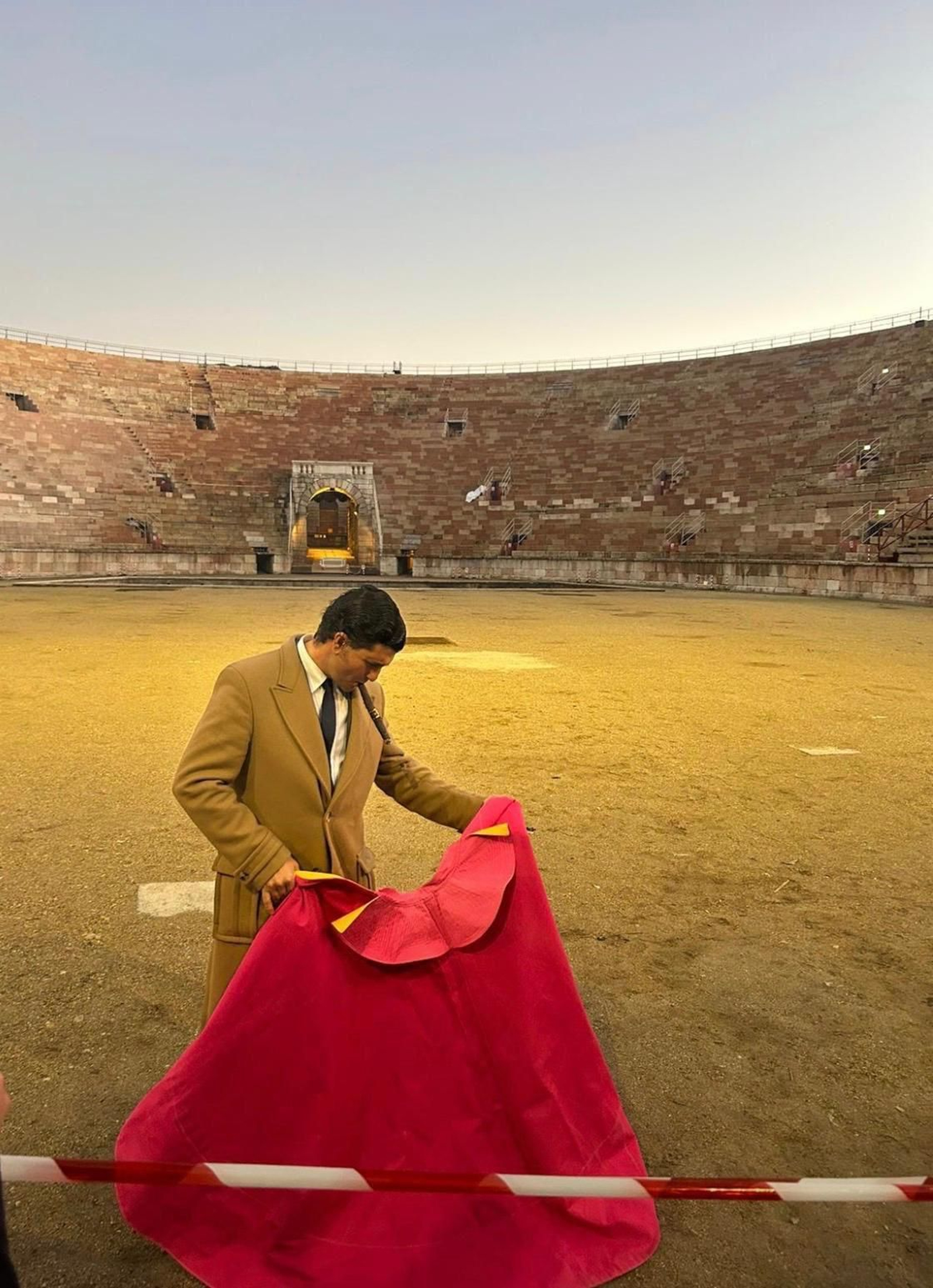 Morante esboza un lance al aire en el anfiteatro milenario de Verona.