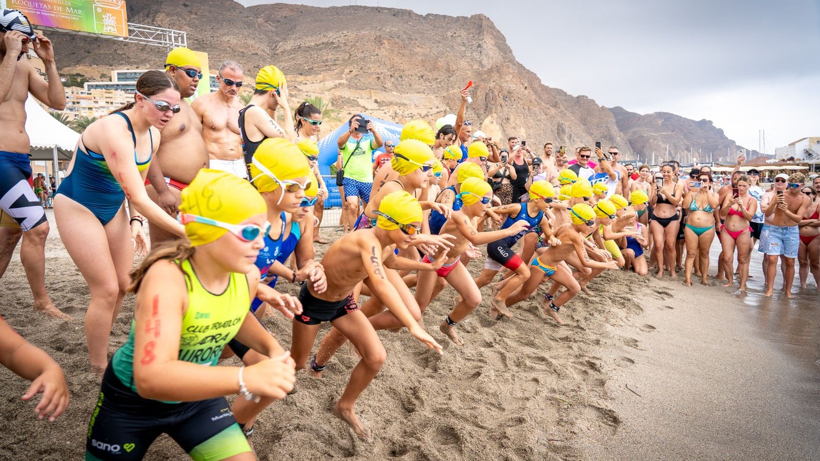 La IV Travesía a Nado de Aguadulce ha contado con una alta participación en sus distintas categorías.