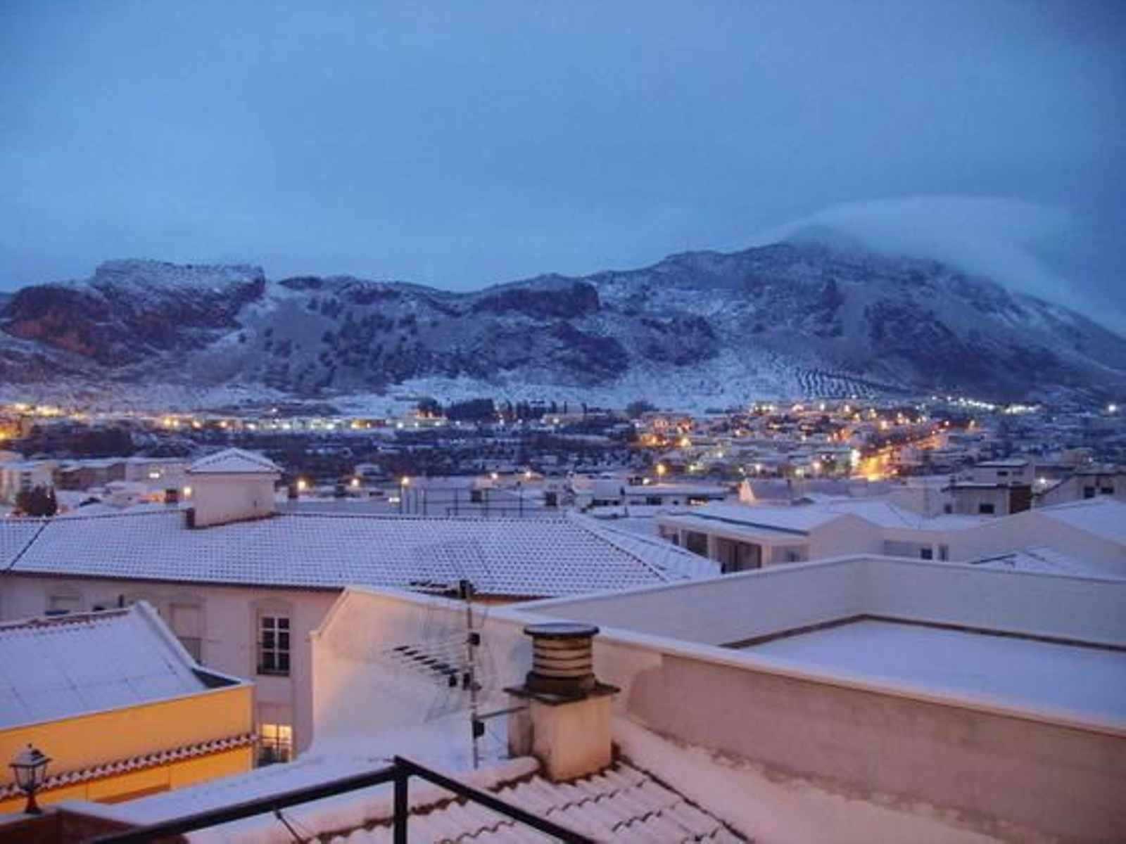 Aspecto de Loja (Granada) mientras anochecía tras la caída de la nieve.  Foto: Joly Digital