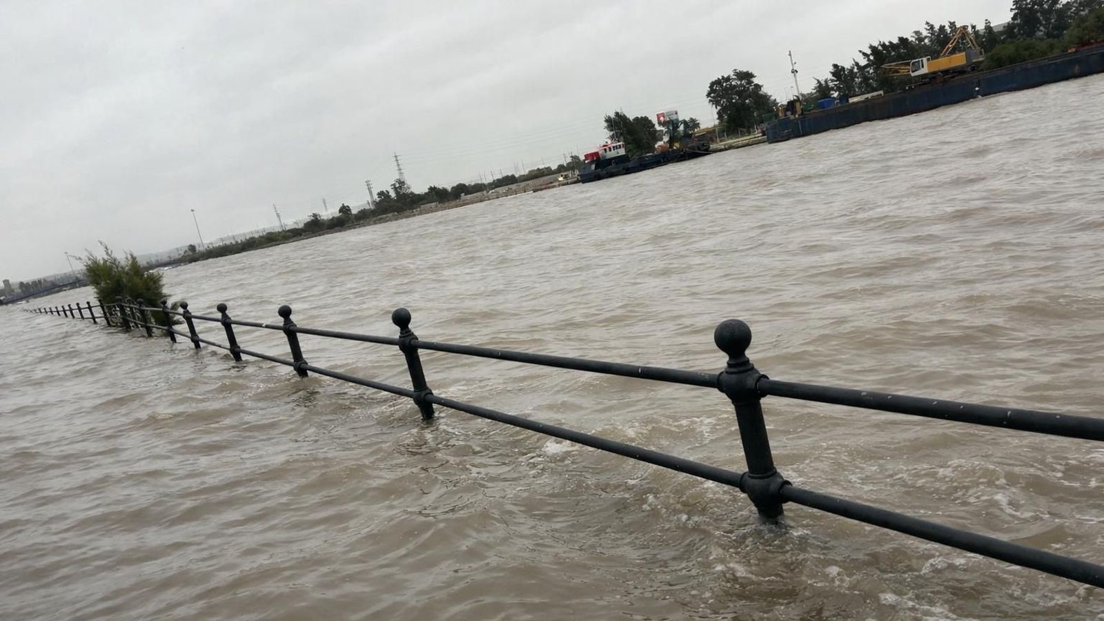 Imagen creada por IA en la que aparece el río Guadalete desbordado en El Puerto de Santa María
