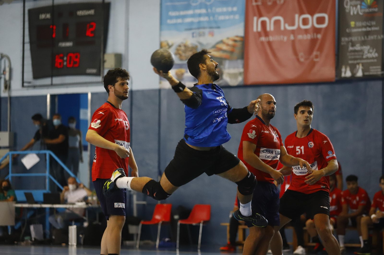 Espectacular lanzamiento de un jugador del Balonmano Maracena durante el partido