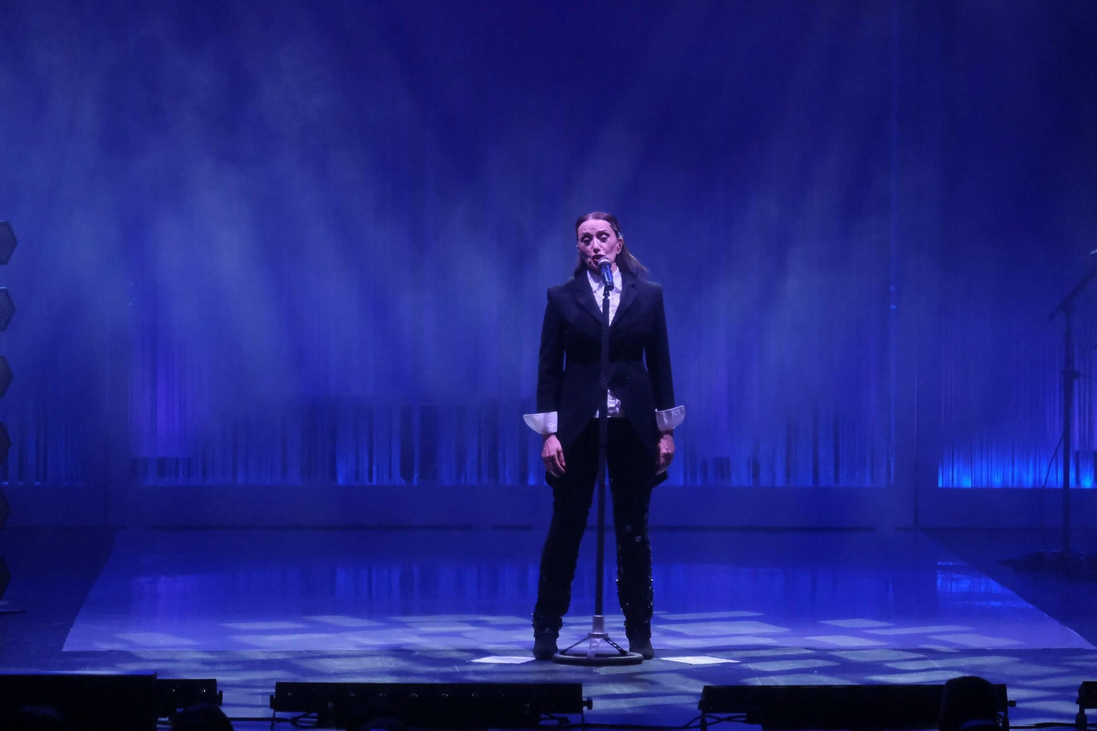 Luz Casal abre las ventanas de su alma en su concierto en Córdoba, en imágenes