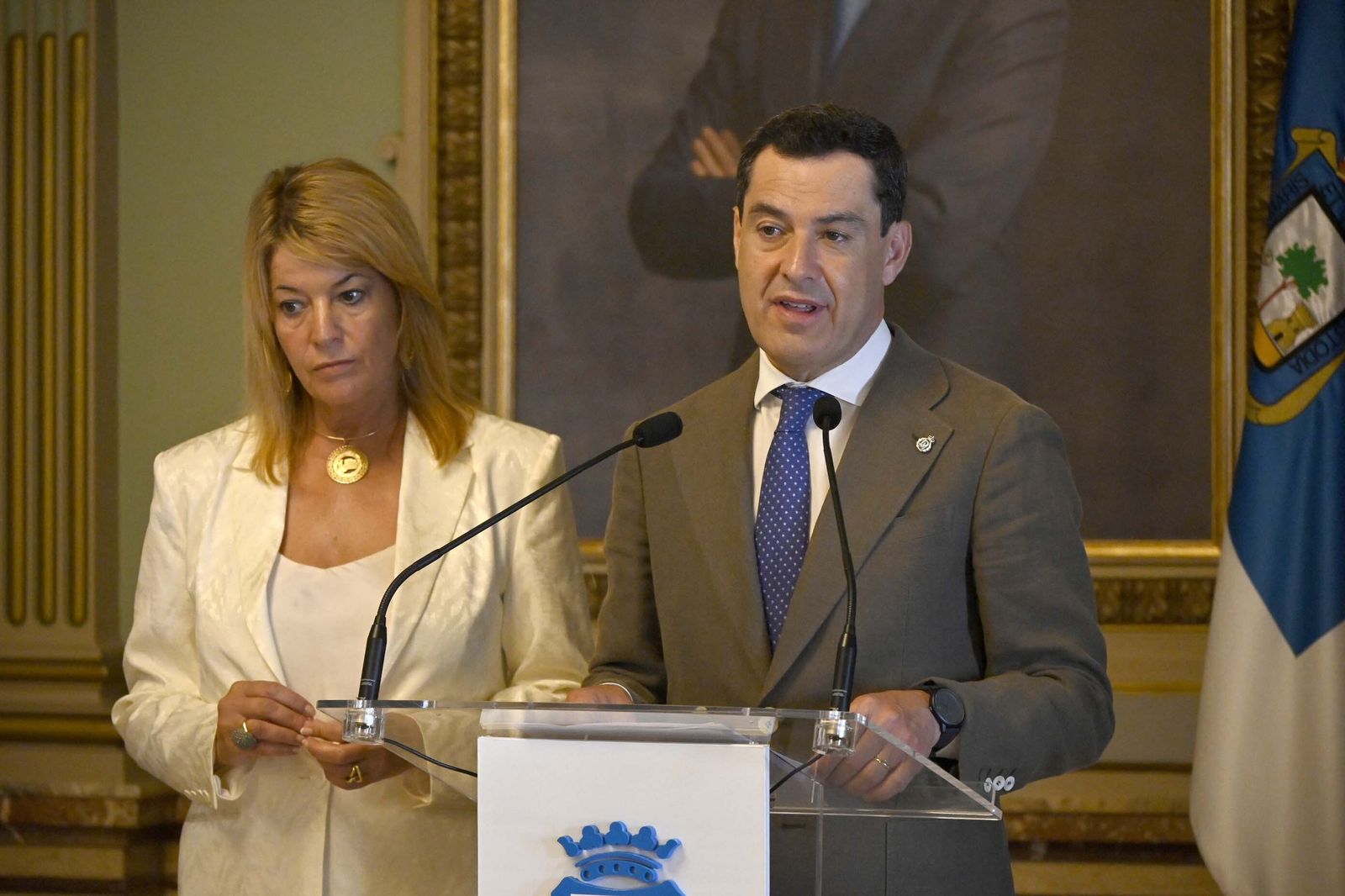 Visita de Juanma Moreno al Ayuntamiento de Huelva, en Imágenes