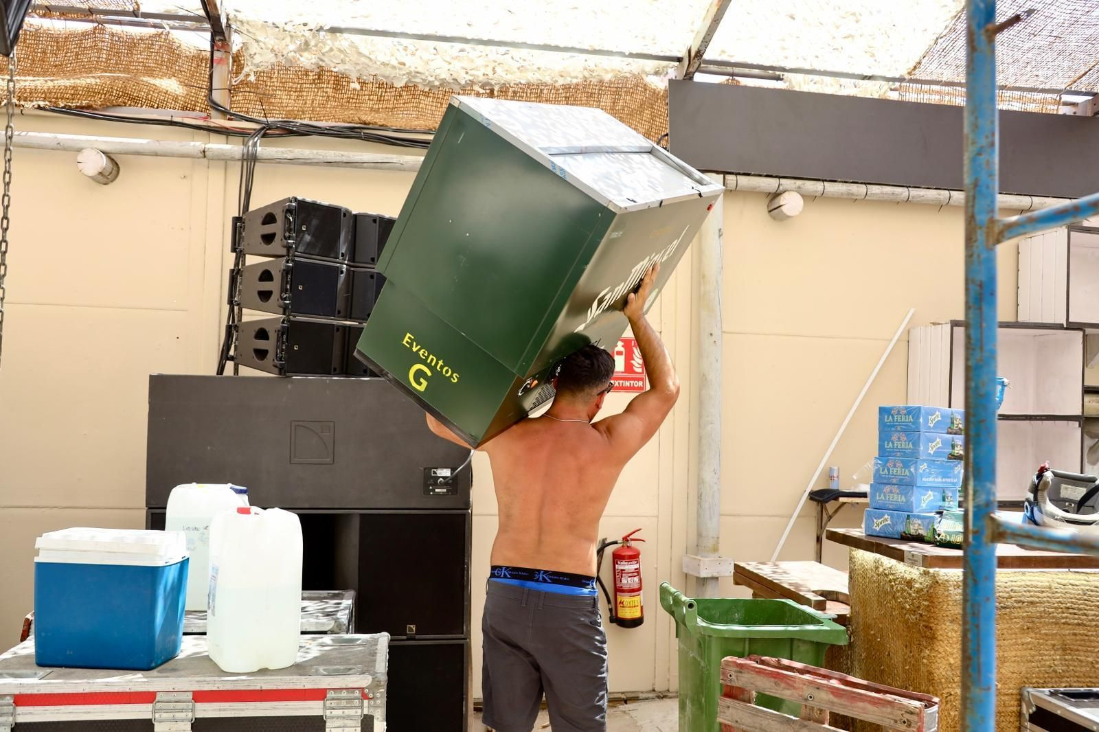 Los últimos preparativos para la Feria de Málaga, en imágenes.