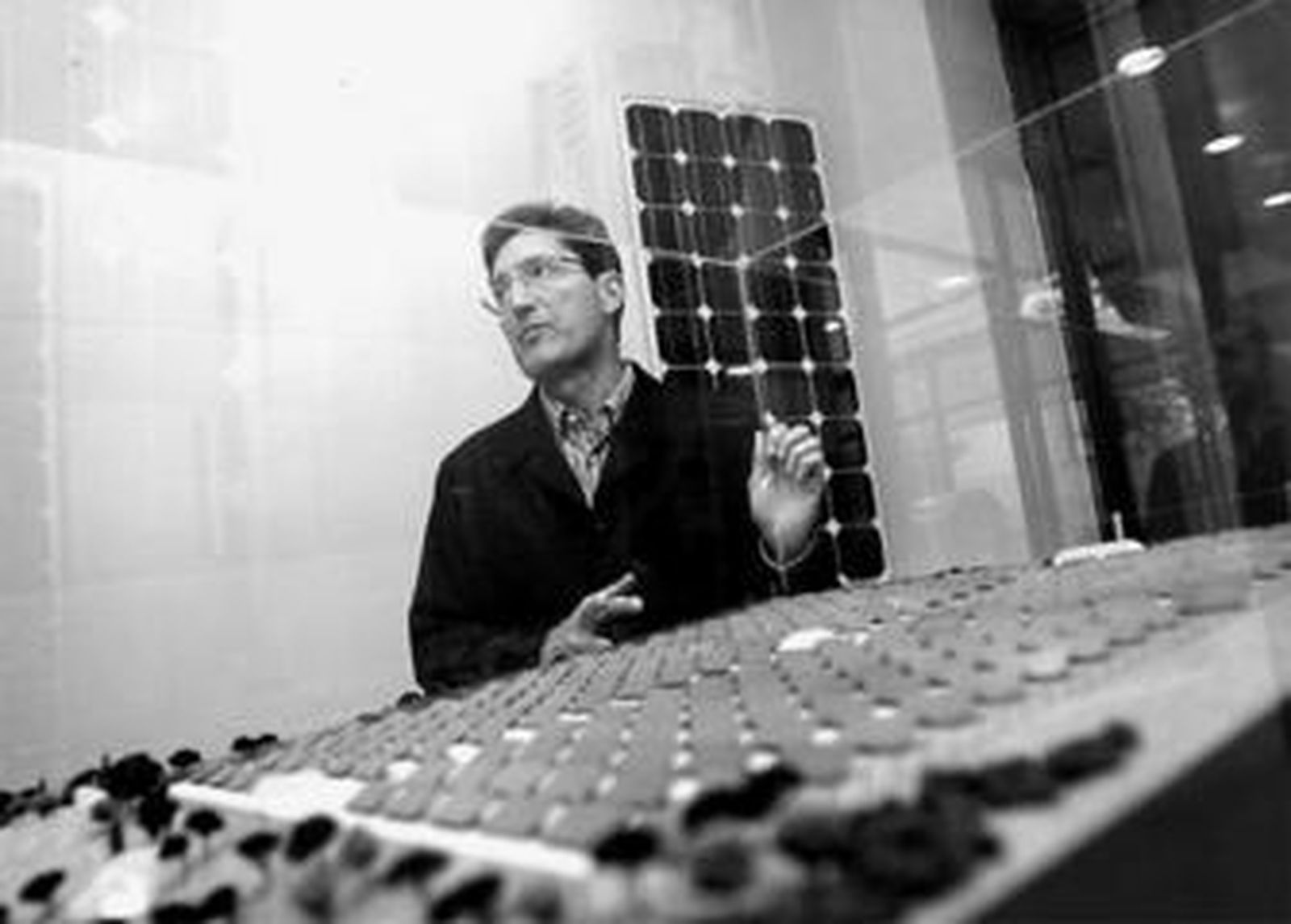 José Manuel Gómez posa junto a la maqueta de la futura huerta solar en Carlinda.