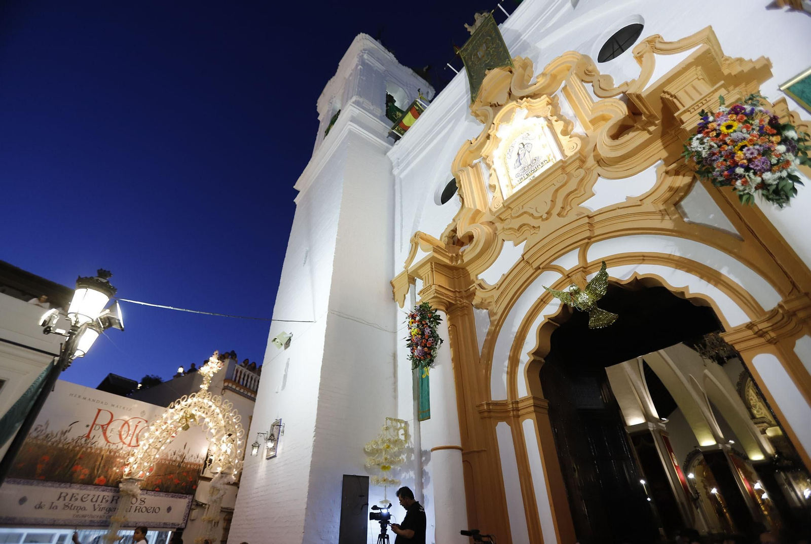 La Virgen del Rocío recorre las calles de Almonte hacia el Chaparral para el inicio del Camino de los Llanos