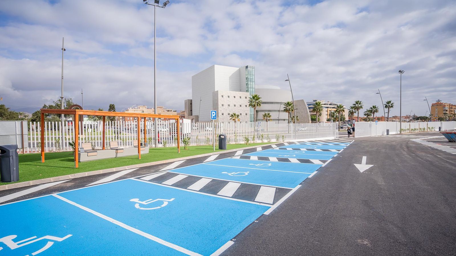 El flamante solar cuenta con 945 plazas de aparcamiento,24 de ellas para personas con movilidad reducida.