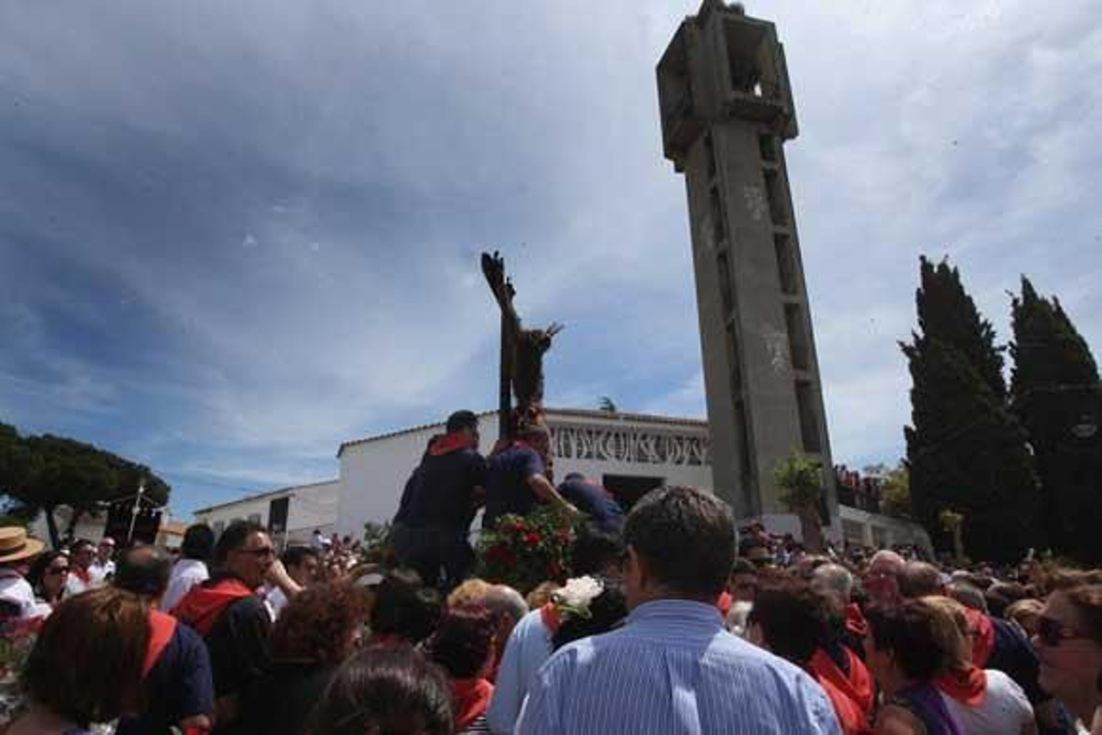El Cristo de la Almoraima atrae a más de 7.000 devotos. Un centenar de jinetes y 14 carretas acompañan al cortejo en procesión por el municipio

Foto: Paco Guerrero