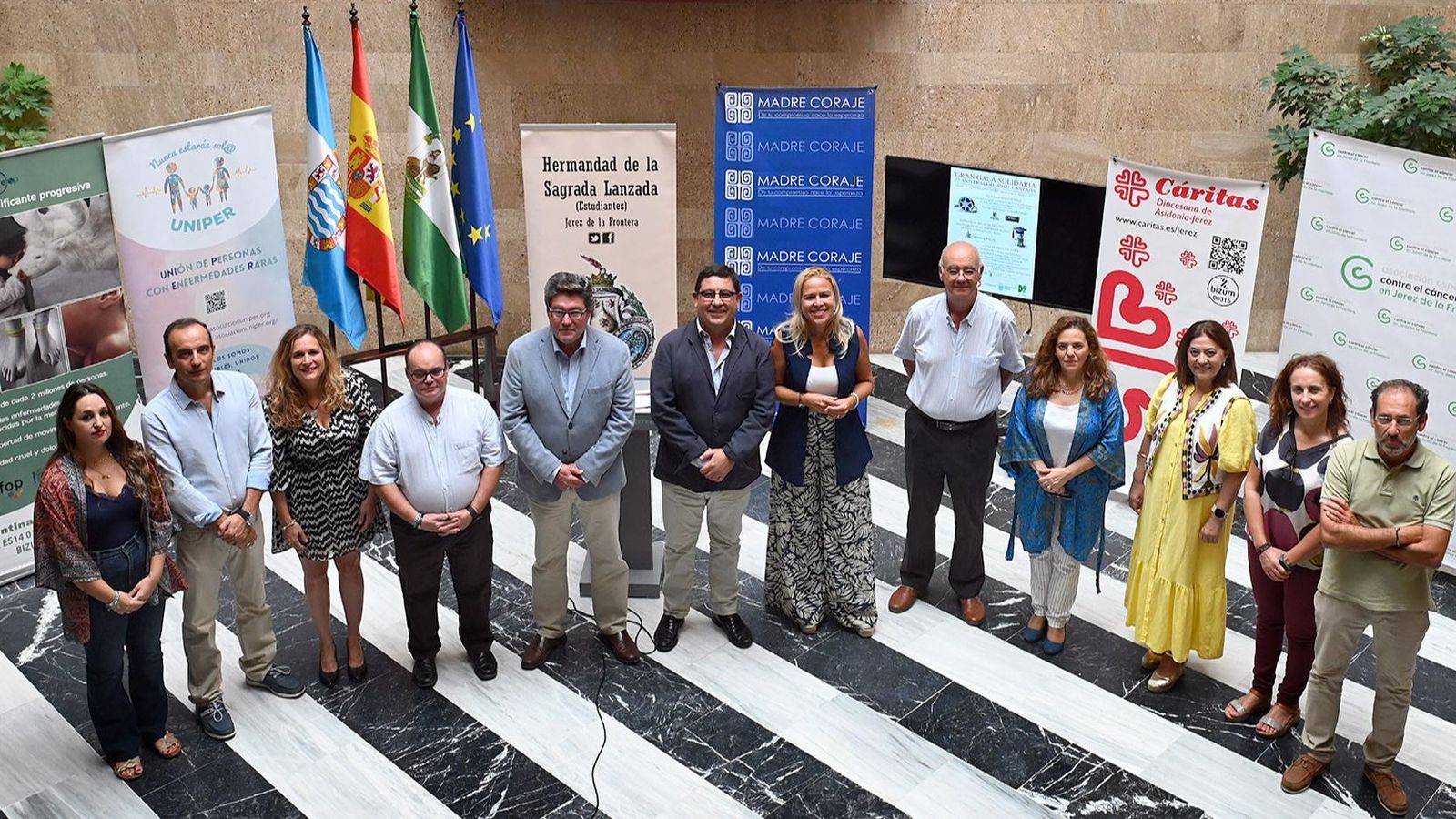 Presentación de la gala solidaria de la hermandad de La Lanzada en el Ayuntamiento de Jerez.