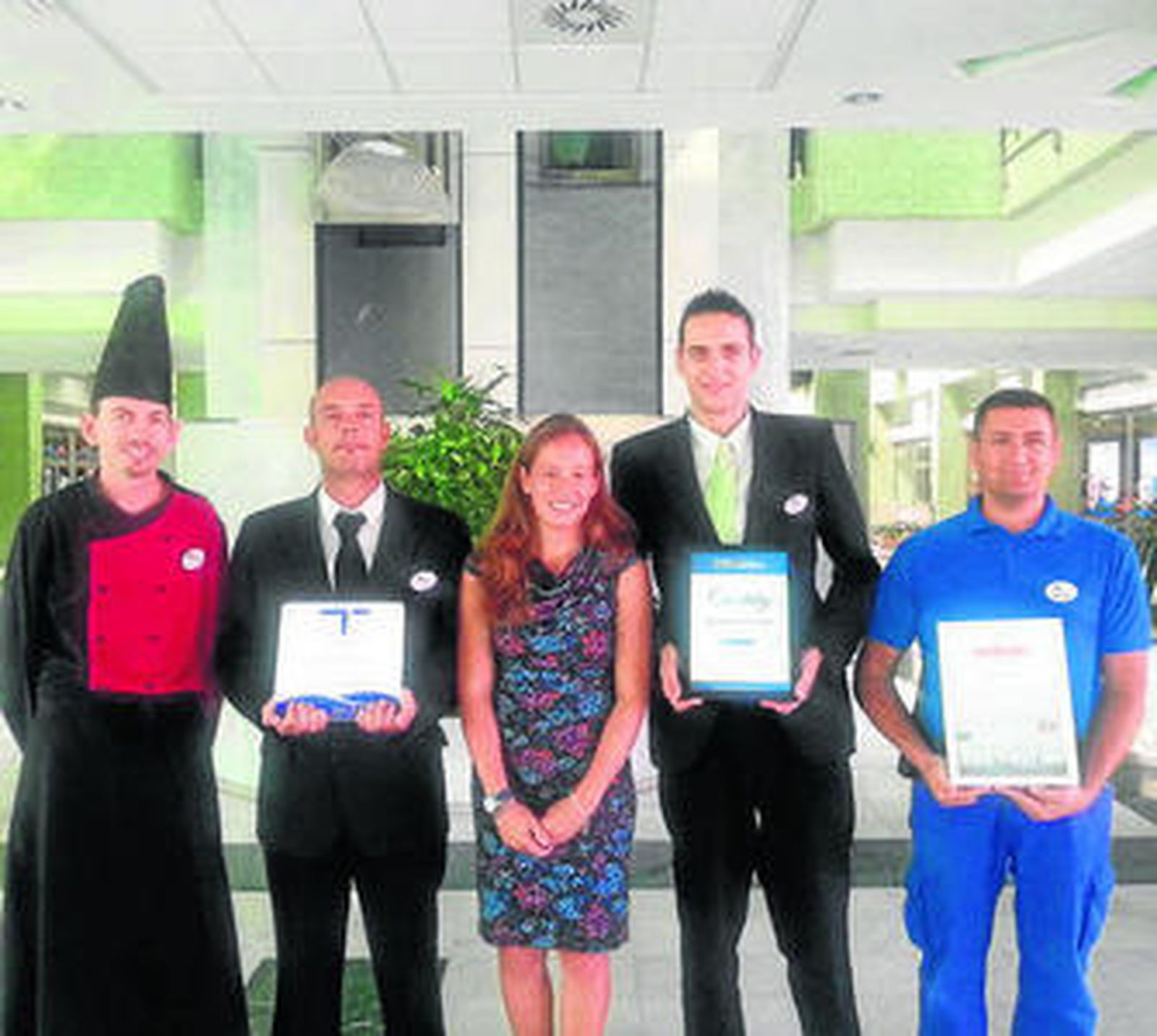 Empleados del complejo Holiday World posan con los premios.