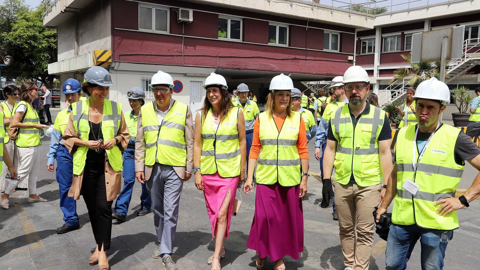 Macarena Gutiérrez acompaña a la comitiva popular en la visita a Atlantic Copper.