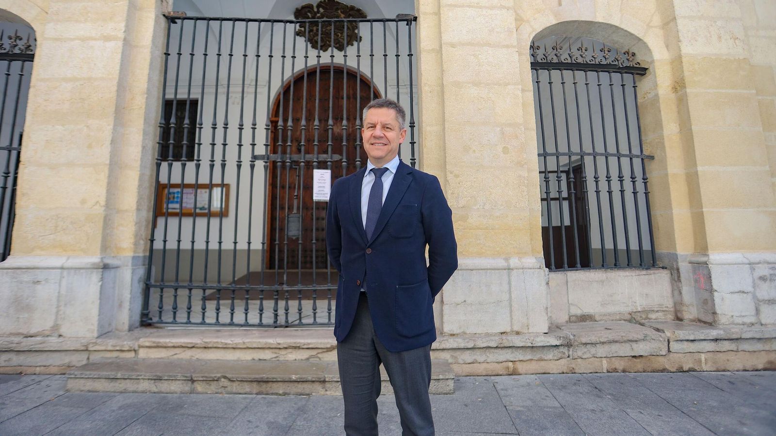 Antonio Luis Morales, Hermano Mayor de la Cofradía del resacte, a las puertas de la Iglesia de Santa María Magdalena