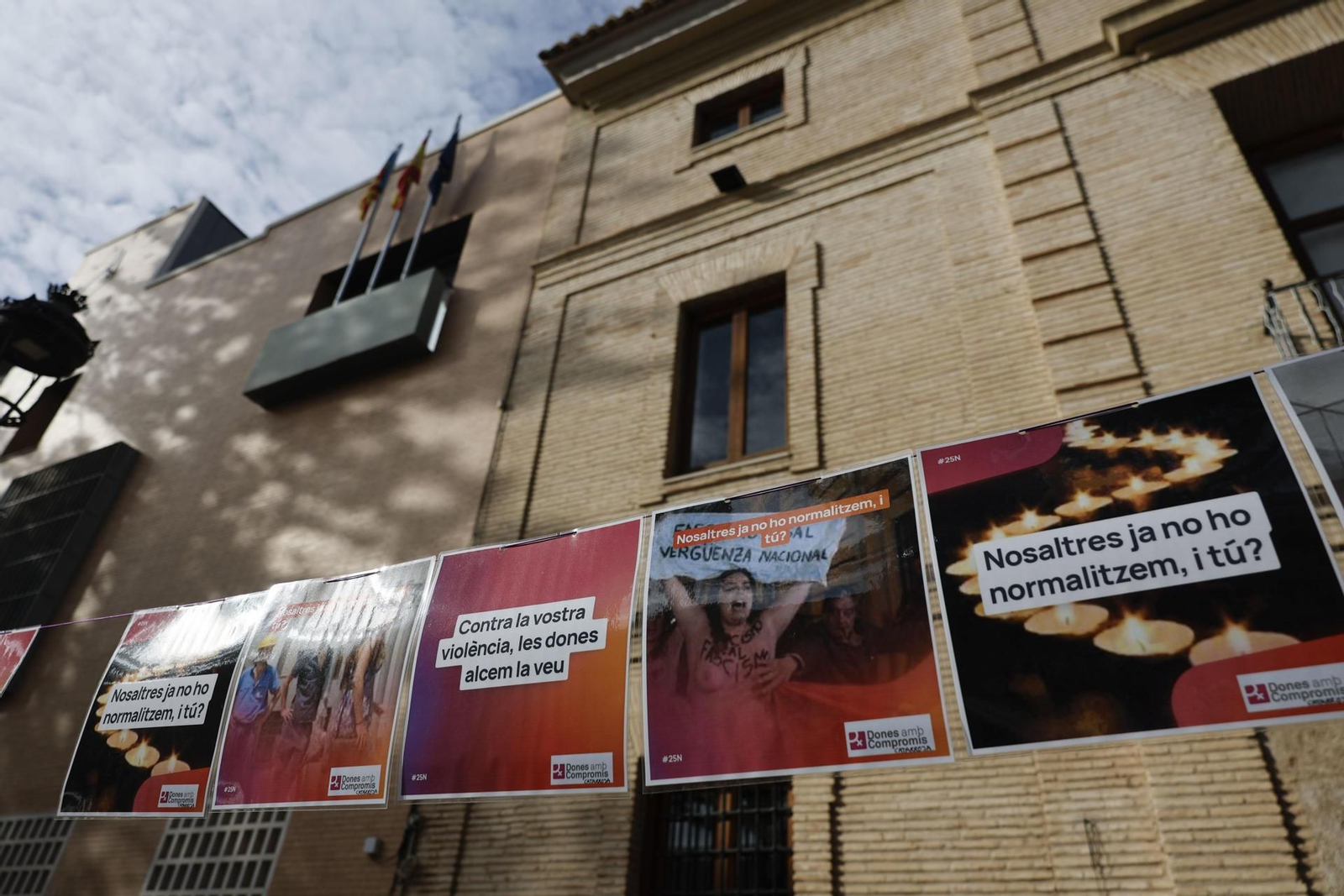 El Ayuntamiento de Catarroja (Valencia) empapelado con consignas contra la violencia machista.