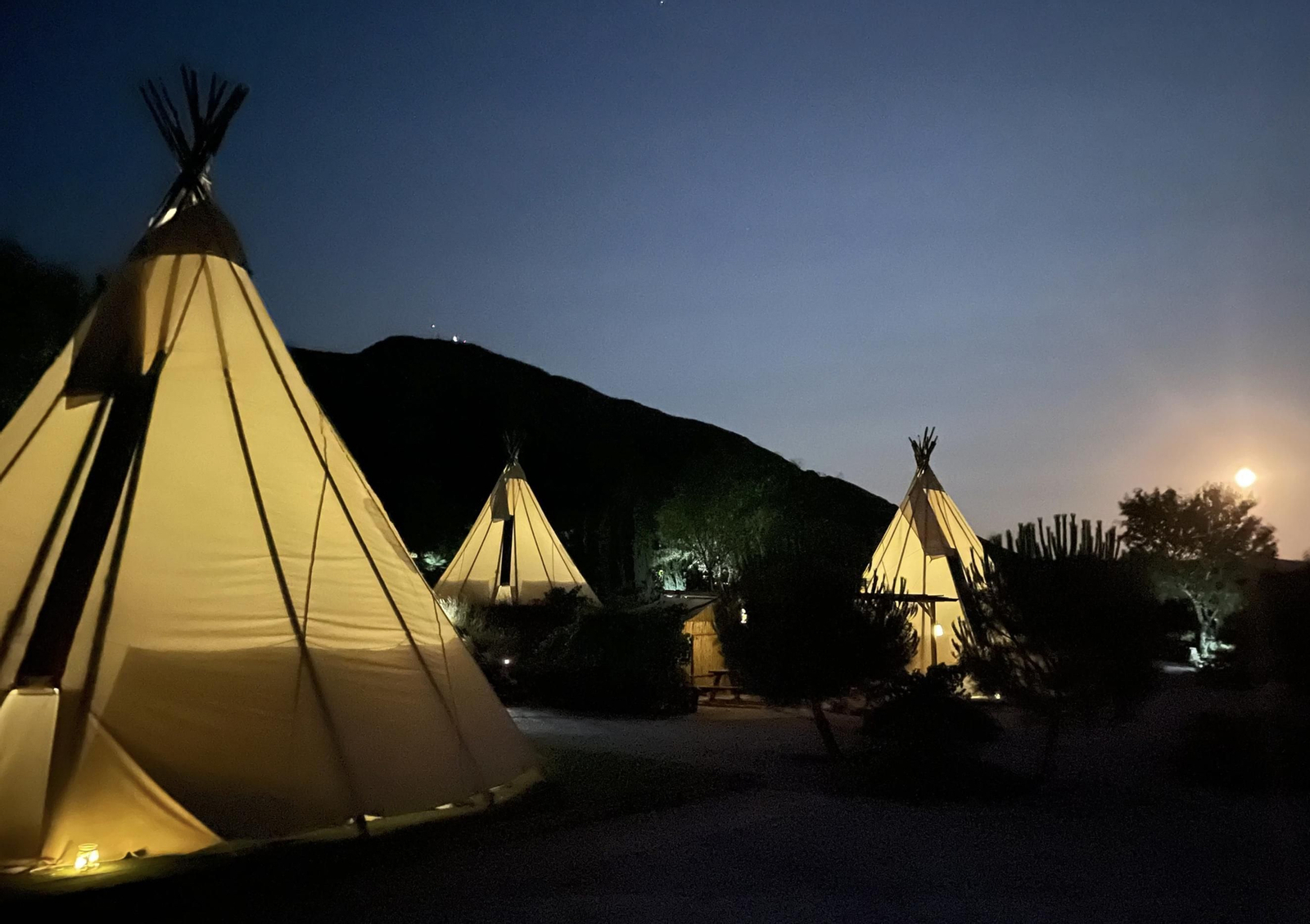 Conoce el camping en el que te puedes hospedar en casas tipis