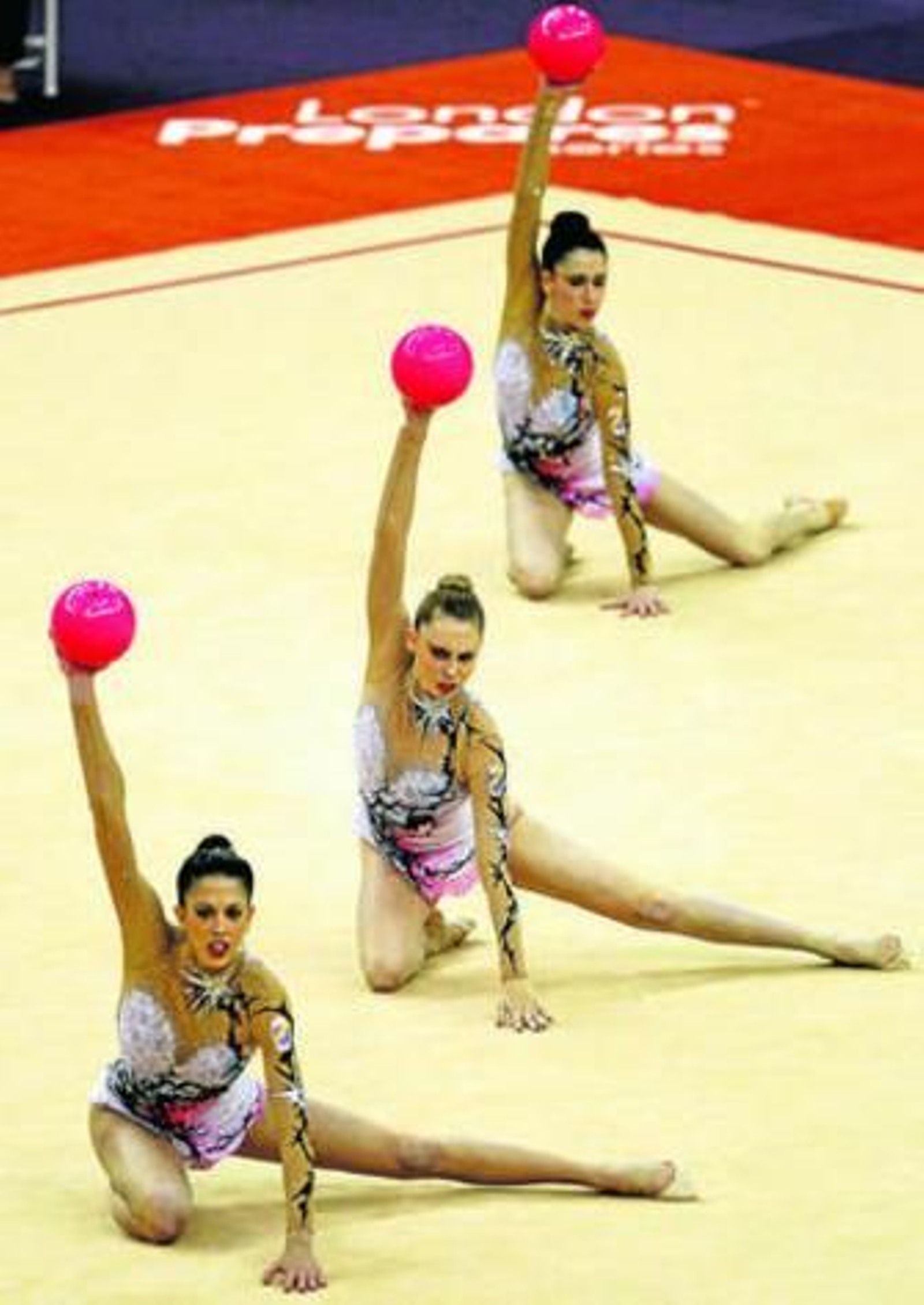 Un ejercicio del equipo español con Lidia Redondo (centro).