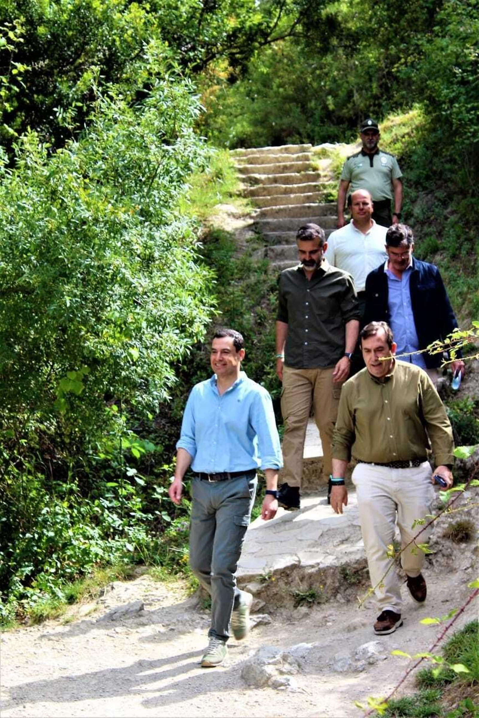 Juanma Moreno en el sendero del río Majaceite