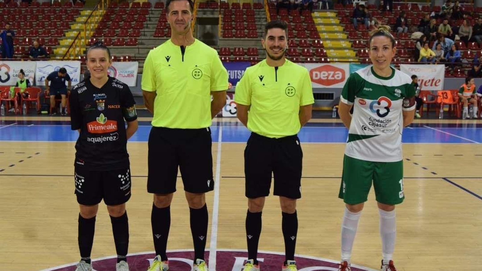Las capitanas de ambos equipos posan con los árbitros antes del partido.