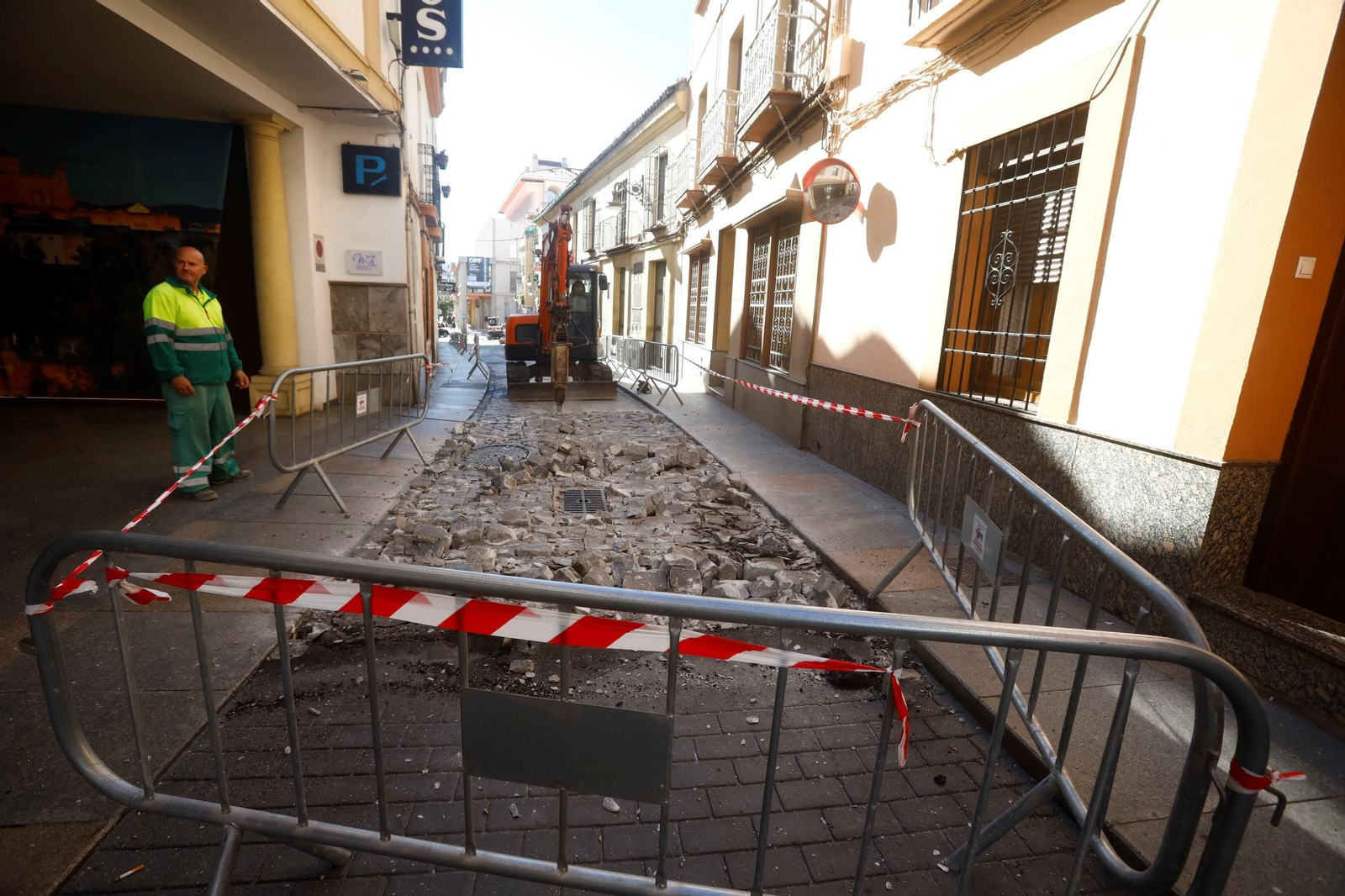 La reapertura al tráfico del primer tramo de la calle Alfaros, en imágenes