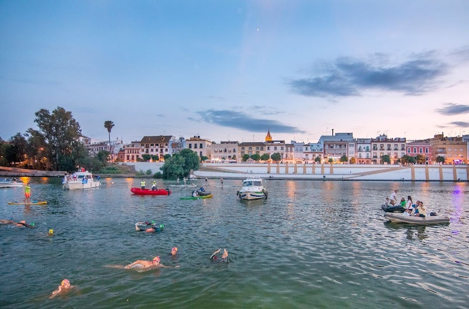 Triatlón a lo largo del Guadalquivir a beneficio de la Fundación Vicente Ferrer