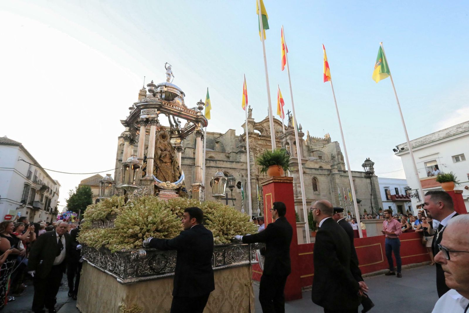 La Patrona de El Puerto, la Virgen de los Milagros, durante su recorrido procesional de ayer domingo.