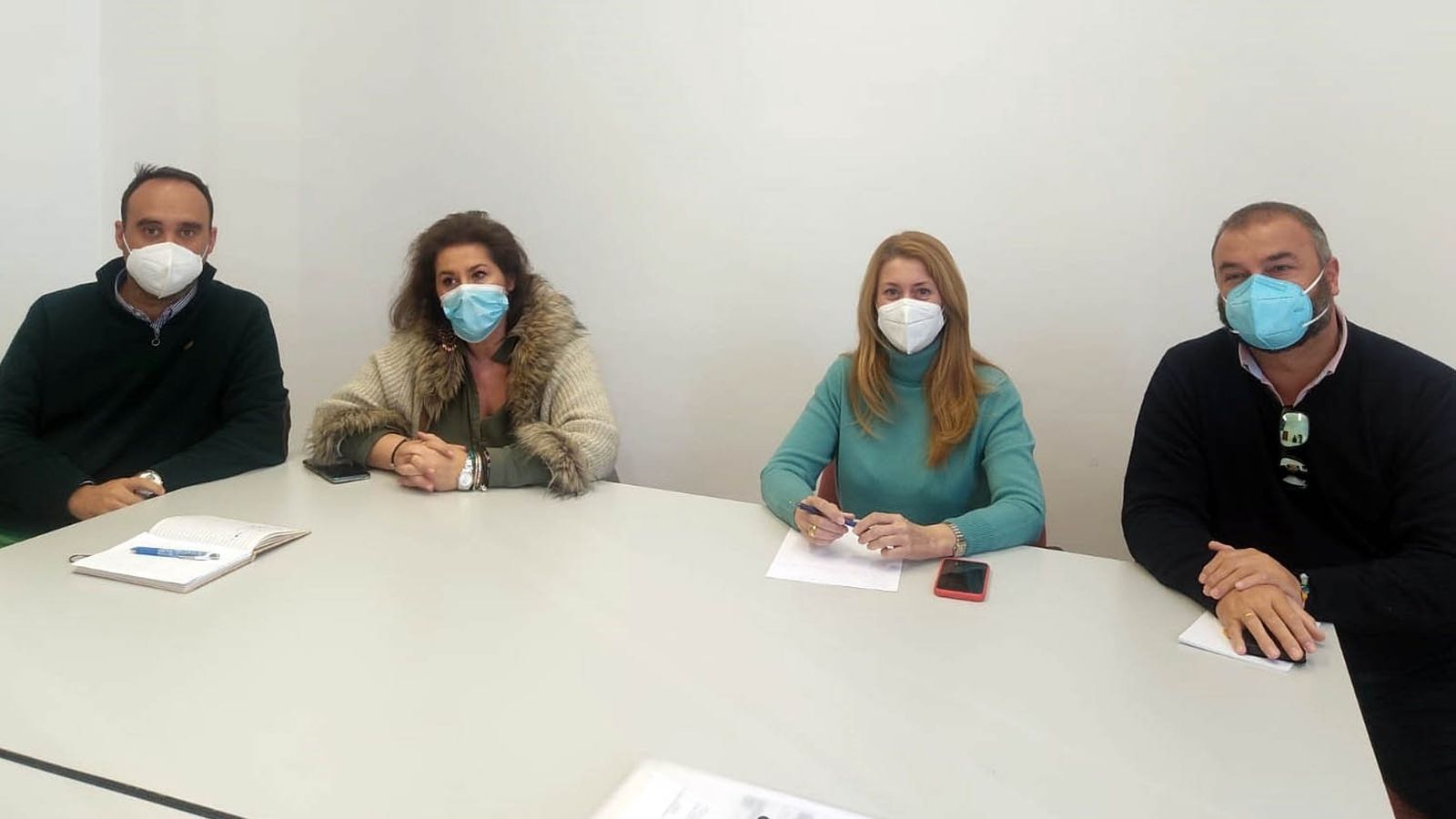 Miembros de Vox y de Revive El Puerto, durante la reunión.