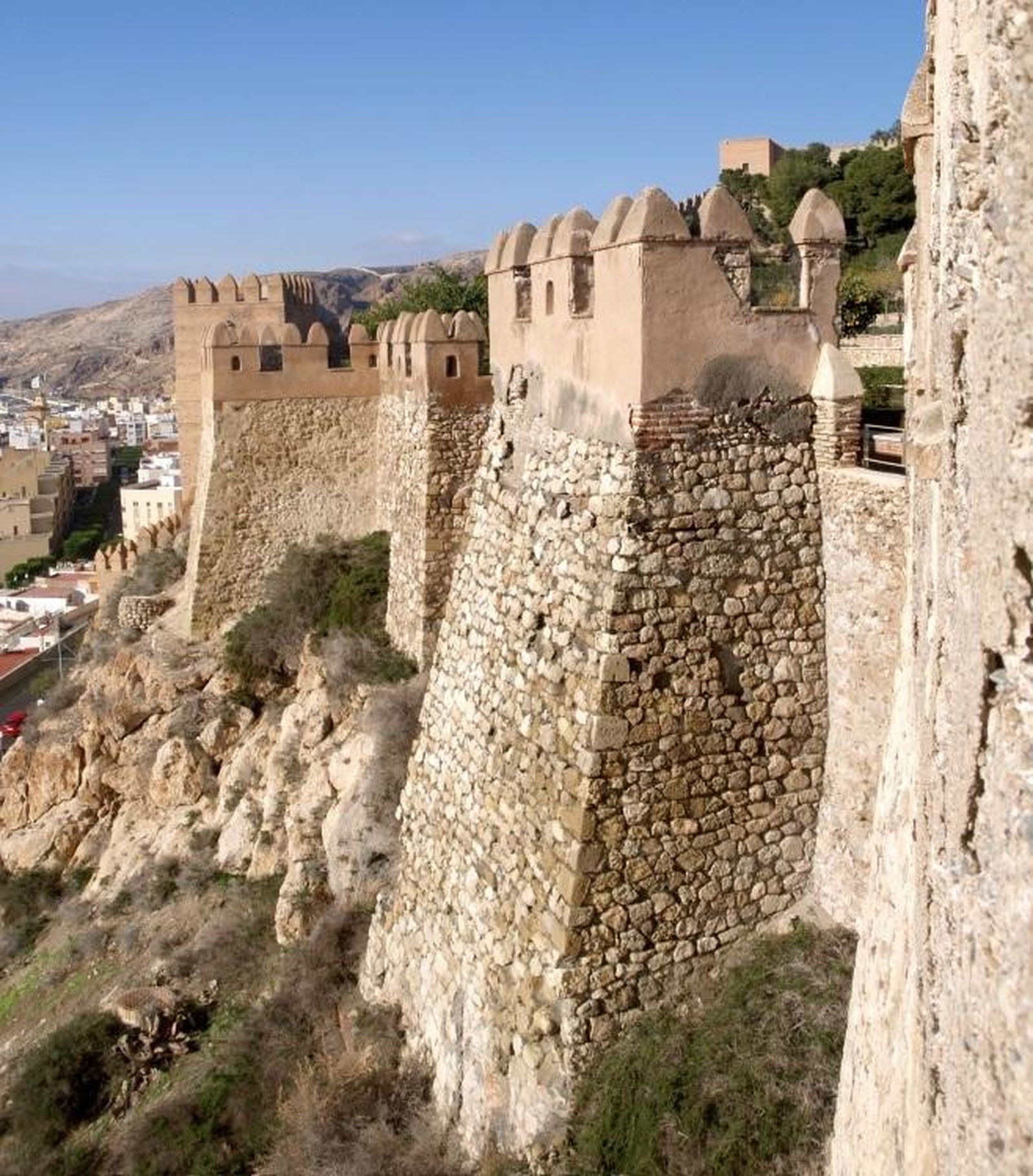 Muralla Sur de la Alcazaba donde se aprecia la humedad.