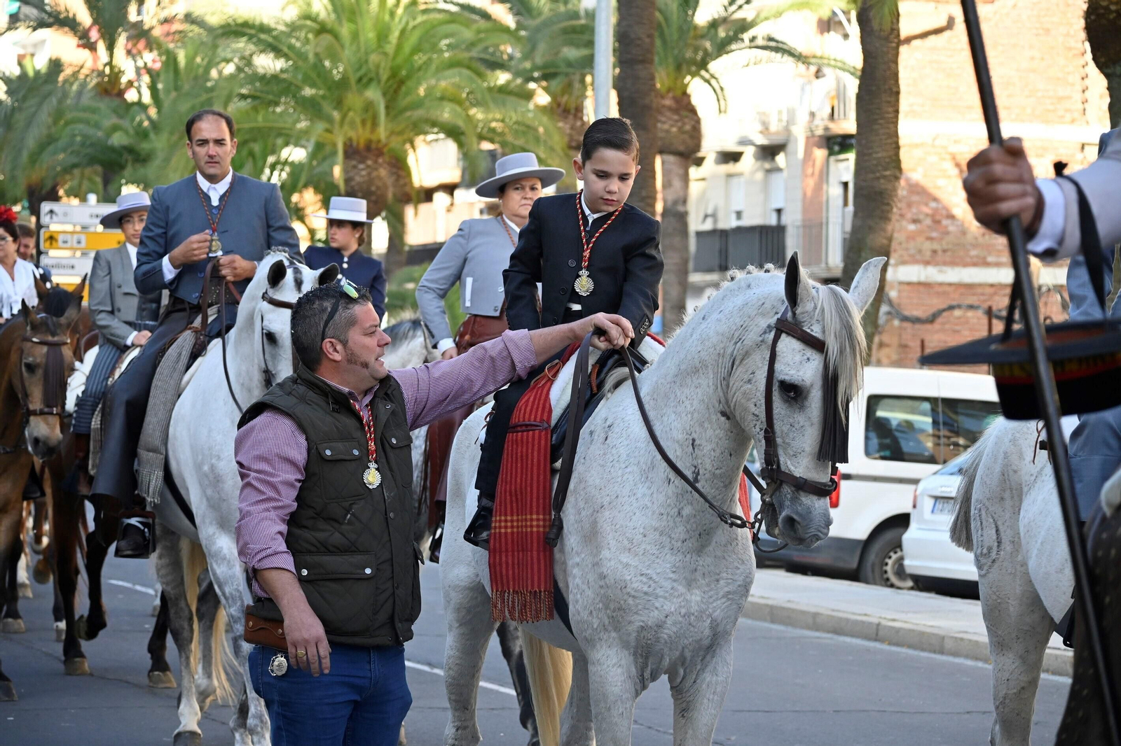 Imágenes de los peregrinos de la Hermandad de Emigrantes en su salida por las calles de Huelva