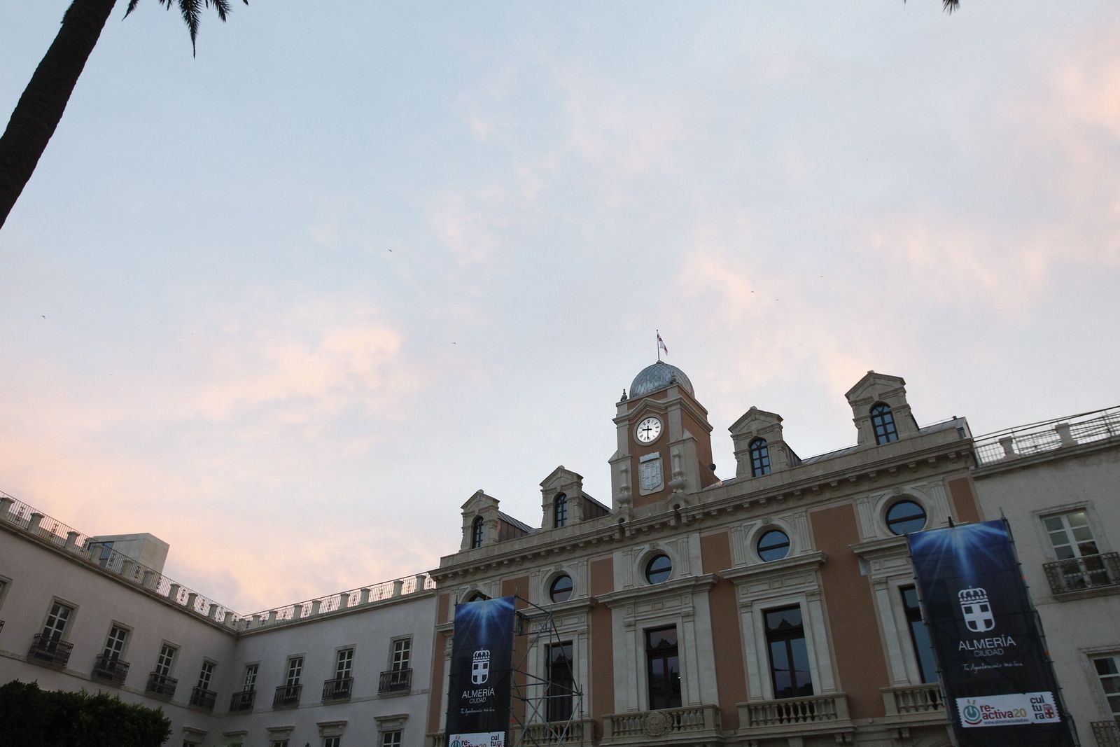 Fotogalería El Diario de los Libros, con el escritor Javier Sierra.