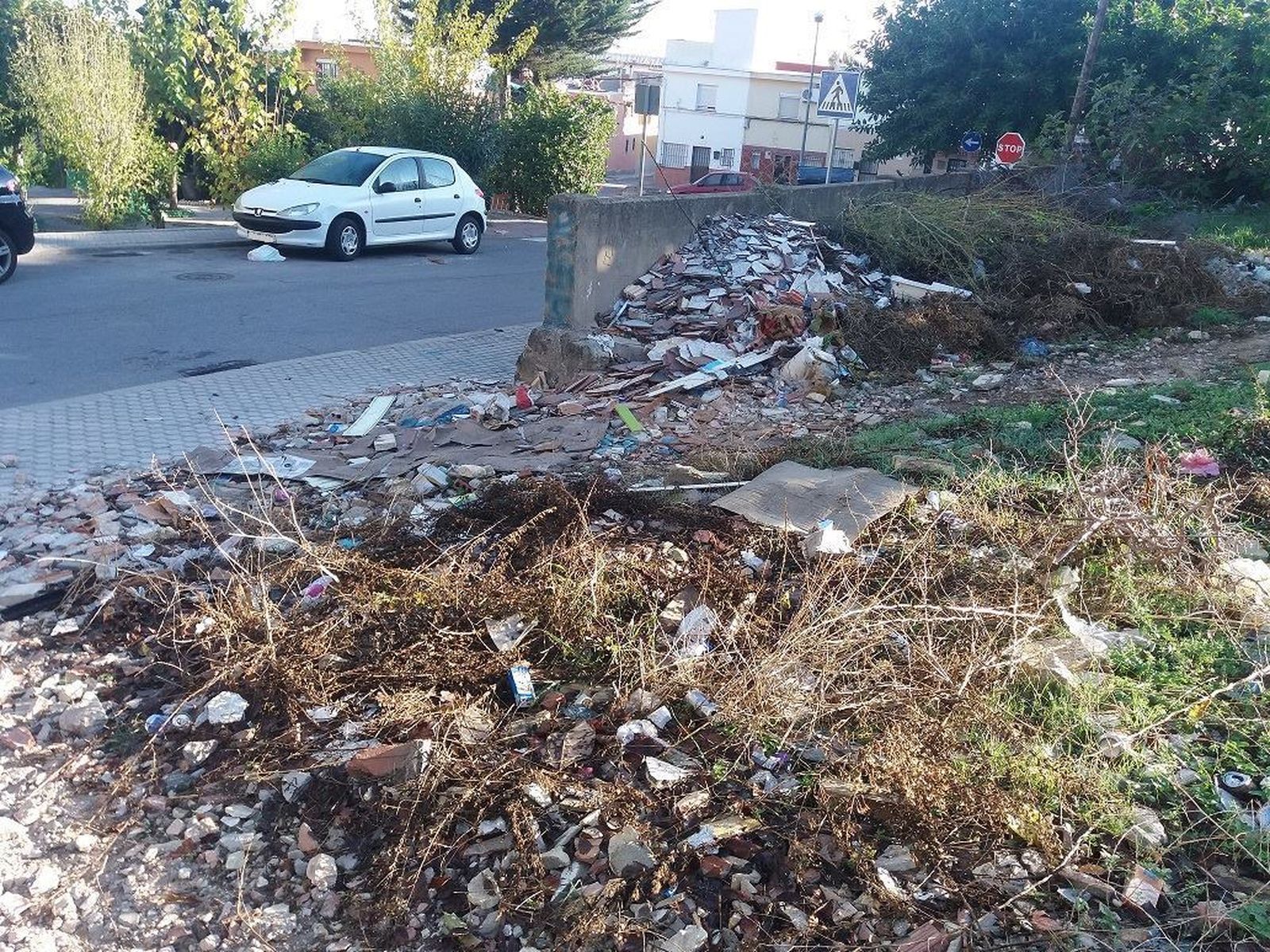 Puerto Blanco denuncia una escombrera en un solar abandonado