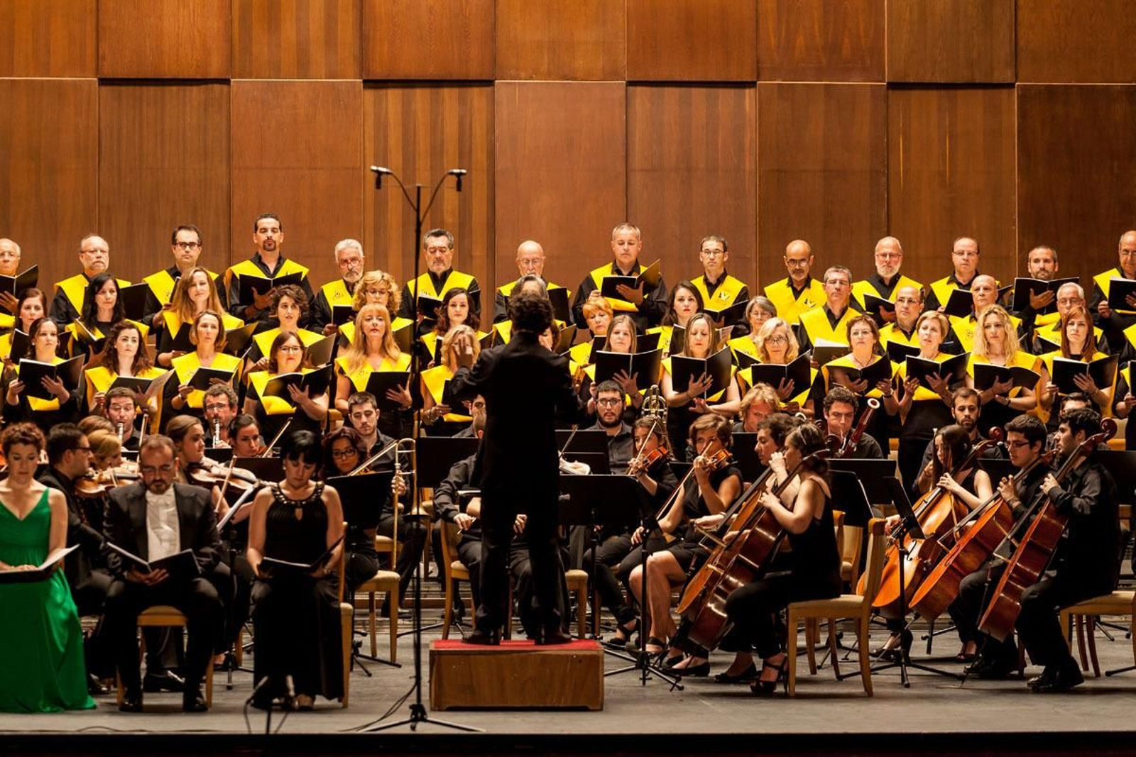 Una actuación de la Coral de la UCA y la Orquesta Álvarez Beigbeder.