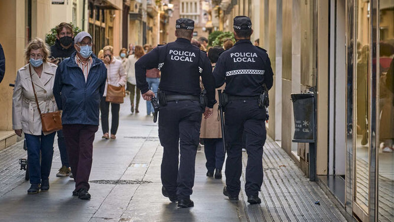 Agentes de la Policía Local patrullan a pie por la calle Columela.