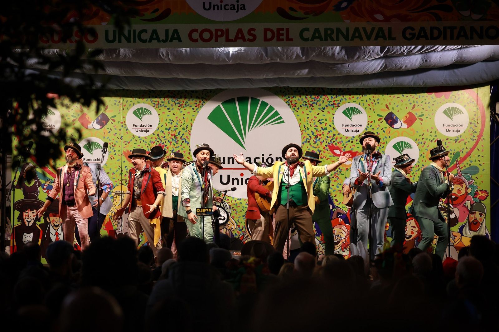 La comparsa 'Los trampucheros' cantando en el Concurso de Unicaja de 2023.