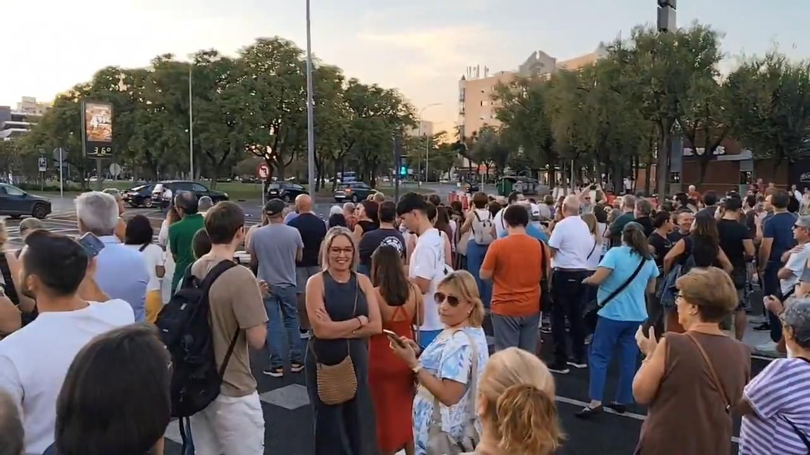 Sevilla Este clama por la línea 2 de Metro cortando la avenida Alcalde Luis Uruñuela