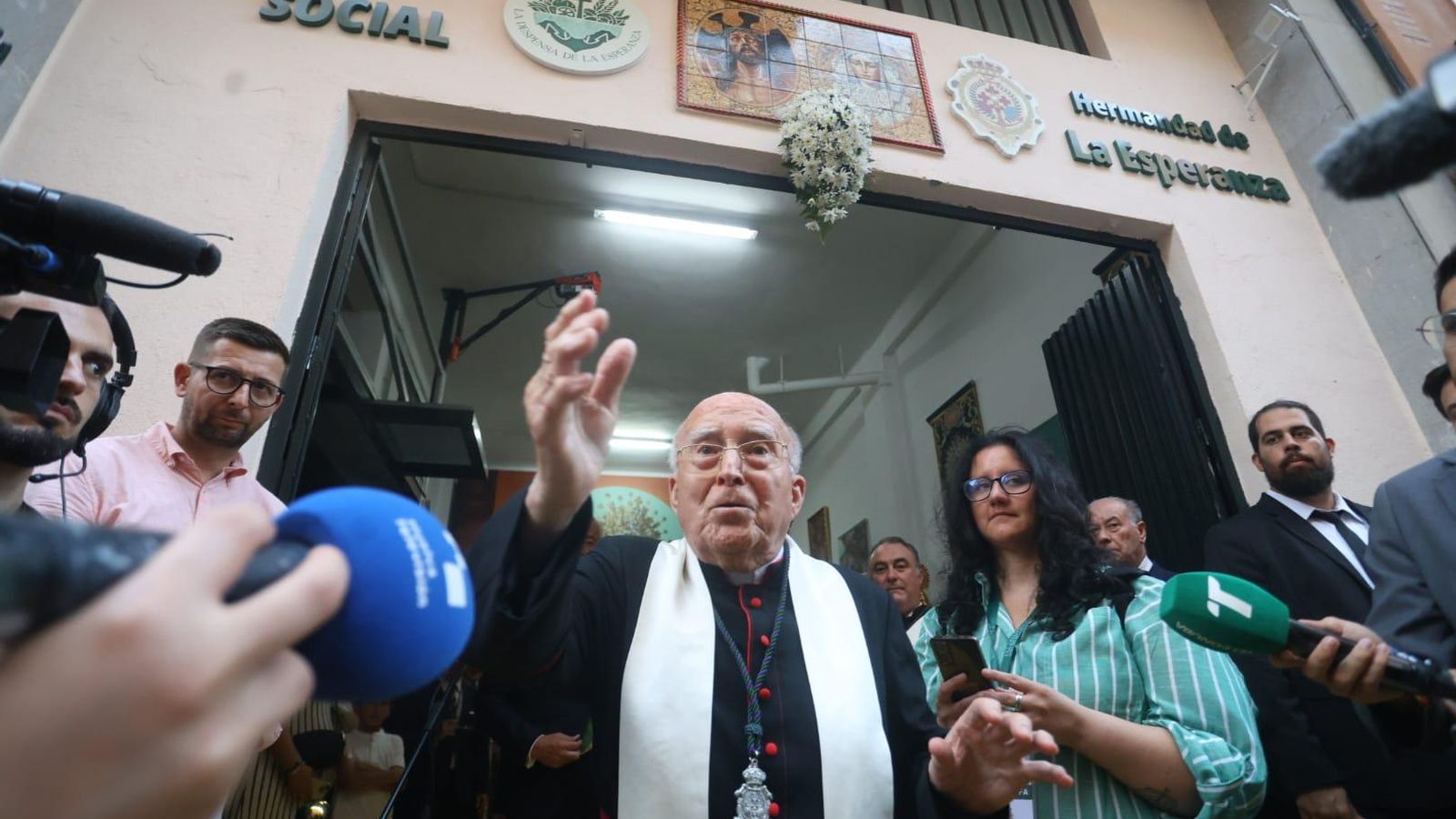 El capellán Don Longinos Abengózar en el momento de la bendición a La Despensa de la Esperanza. El capellán Don Longinos Abengózar en el momento de la bendición a La Despensa de la Esperanza.
