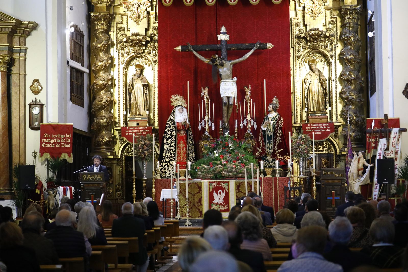 Juan Serrano, durante la exaltación de las peñas en la iglesia de los Padres de Gracia.