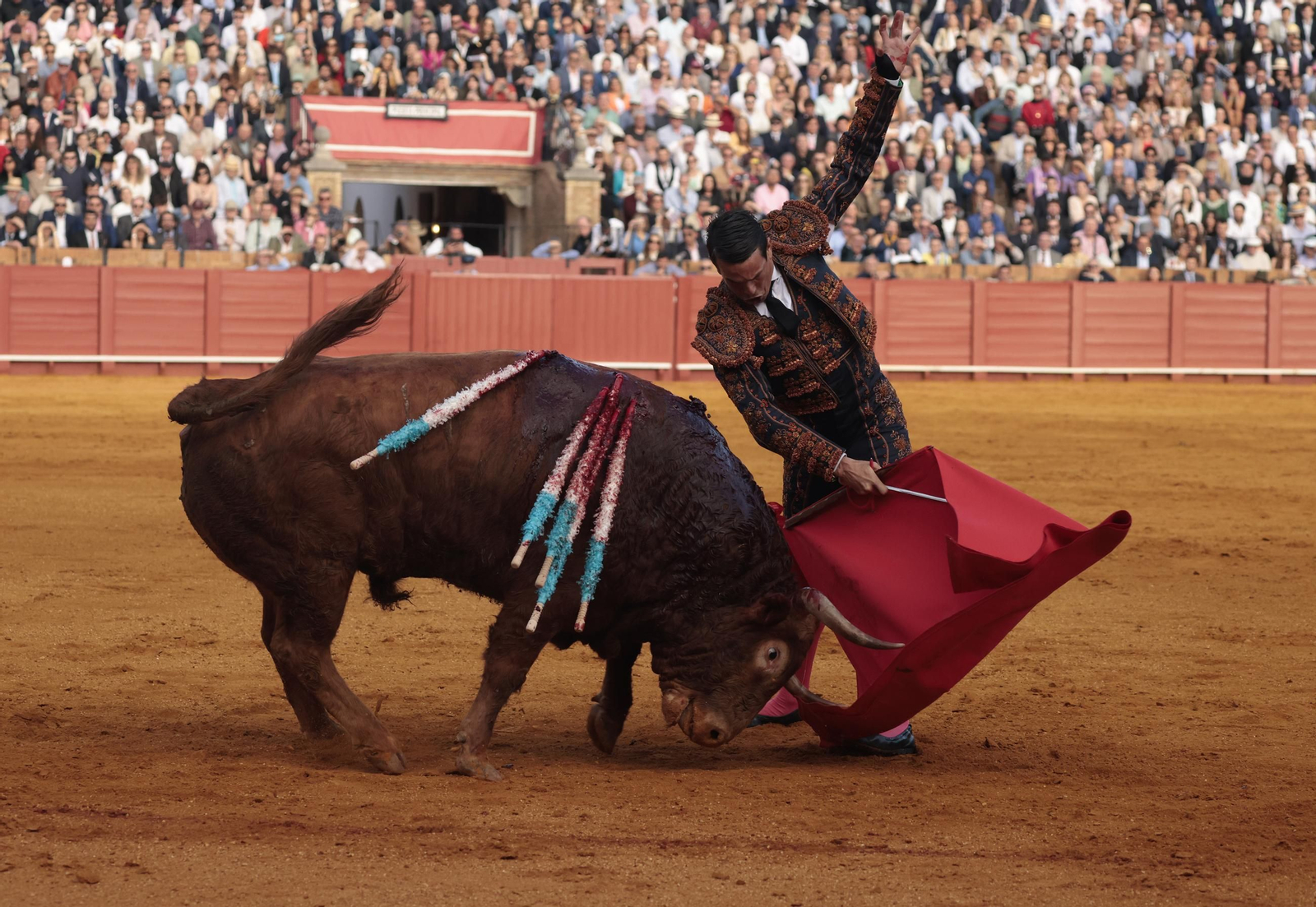 Las imágenes de los toros en Sevilla con Morante de la Puebla, José María Manzanares y Talavante