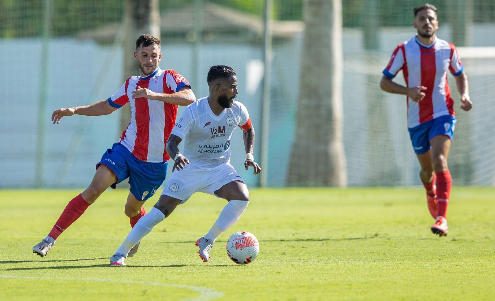 Iván presiona a un jugador del Al Shabab ante la mirada de Borja Fernández.