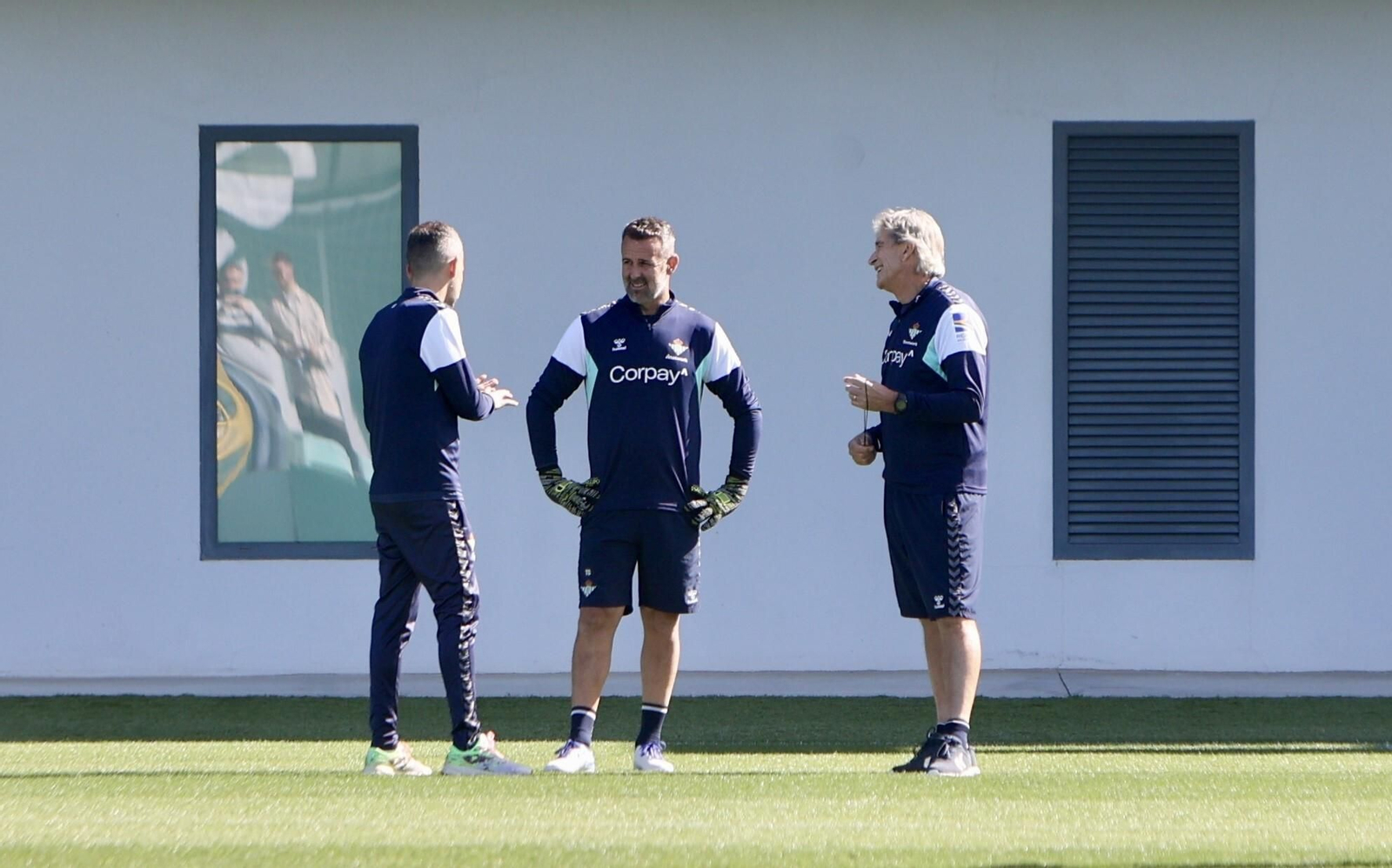 Pellegrini, junto a Toni Doblas y otro de sus ayudantes, en un entrenamiento en la ciudad deportiva.