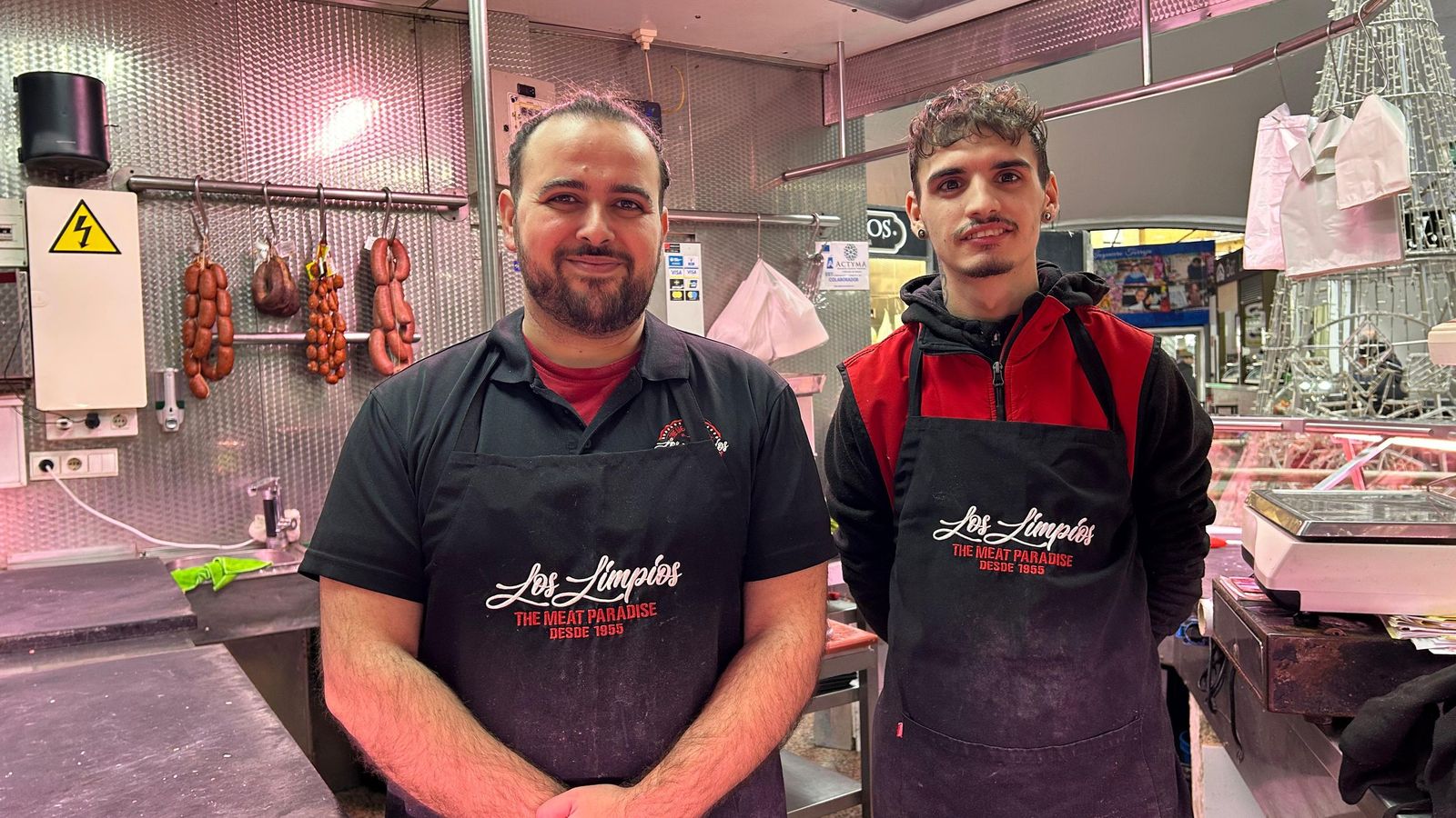 Javi y su empleado en el puesto de Los Limpios