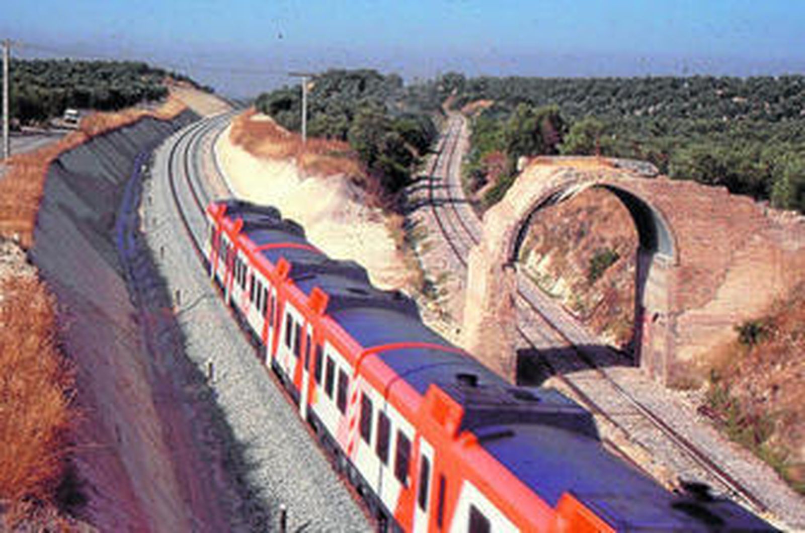 Una imagen de la variante de Pedrera a Fuente de Piedra (a la derecha), un lugar que se convertirá en una nueva vía verde: Las Lagunas.